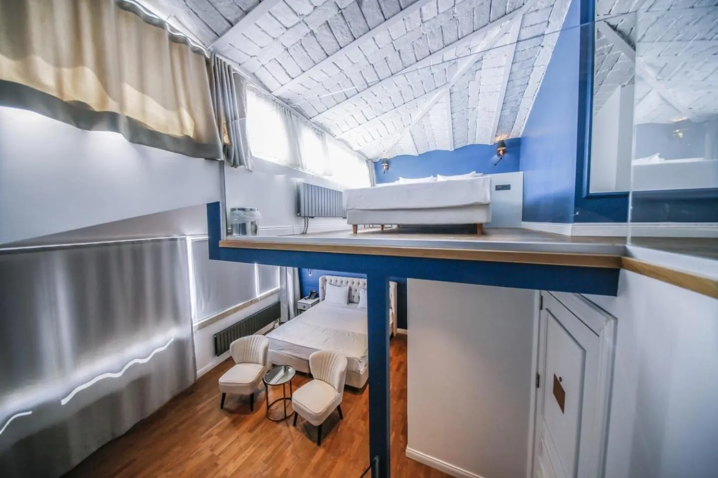 Photo of the whole room, Bed in Royal Tophane