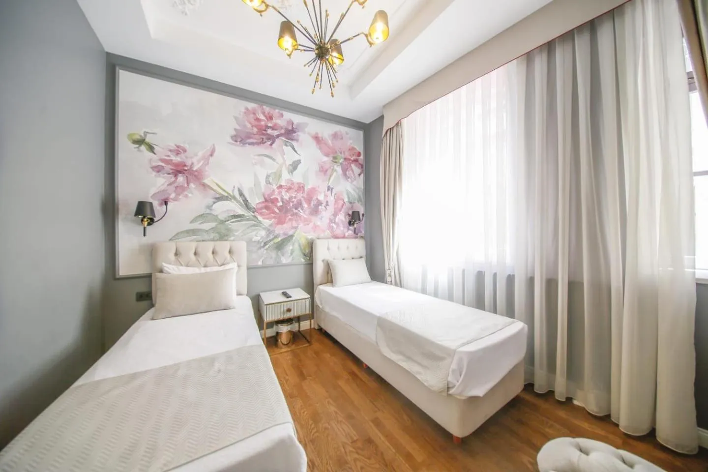 Bedroom, Bed in Royal Tophane