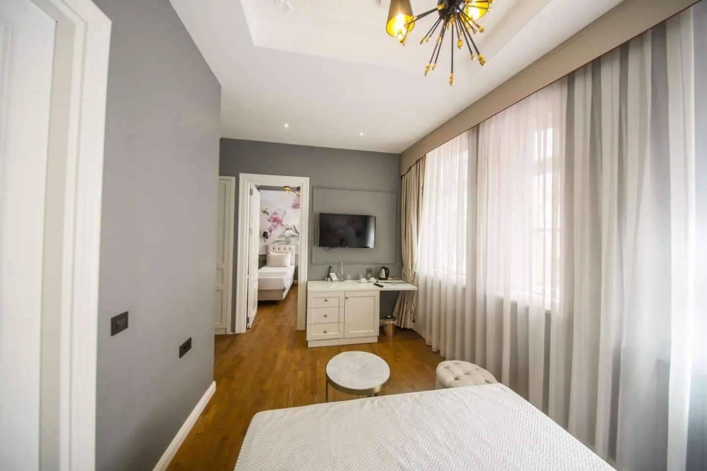 Photo of the whole room, Bed in Royal Tophane