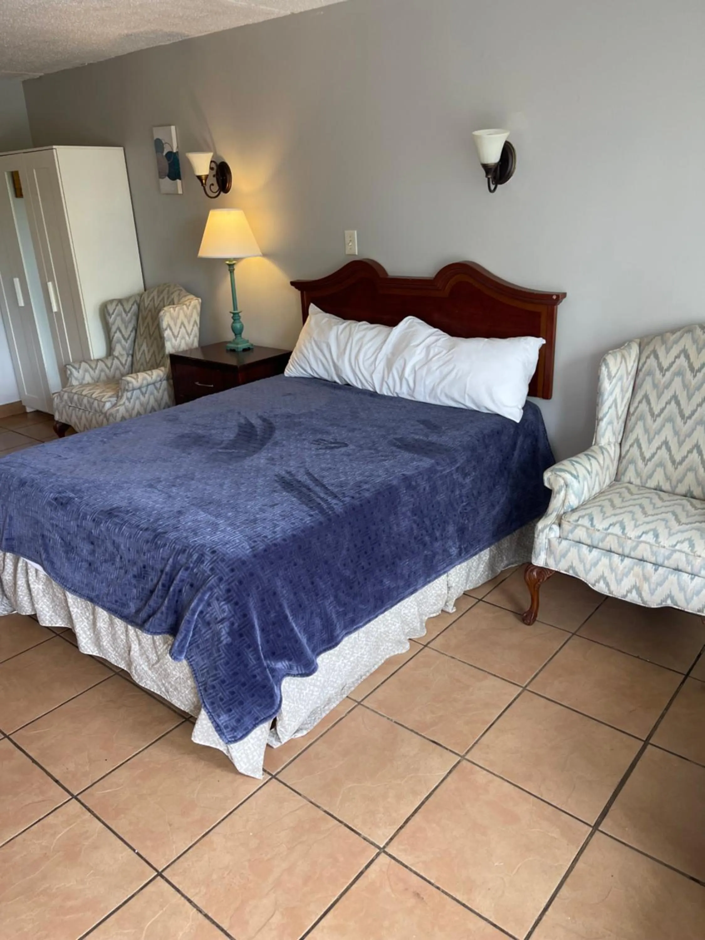 Bed in ANS INN & SUITES