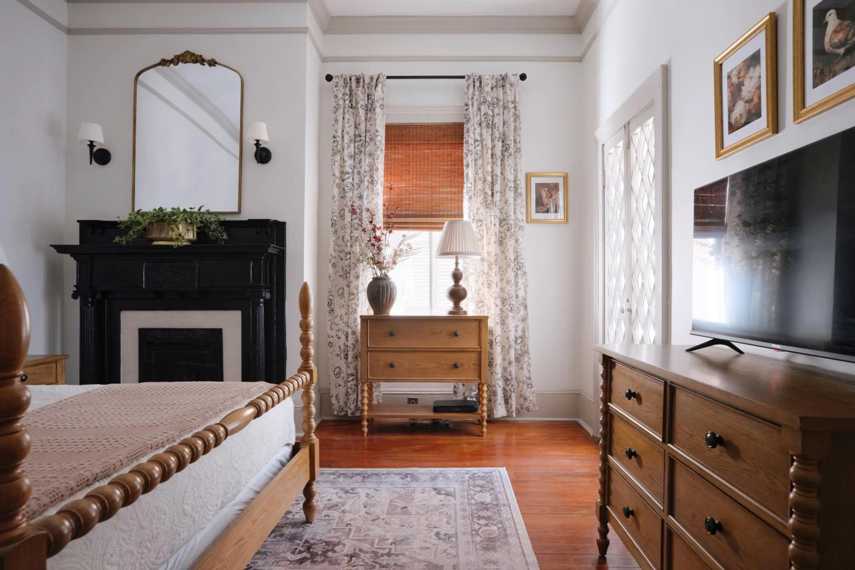 Bed in Comfortable Escape in Historic Downtown Savannah