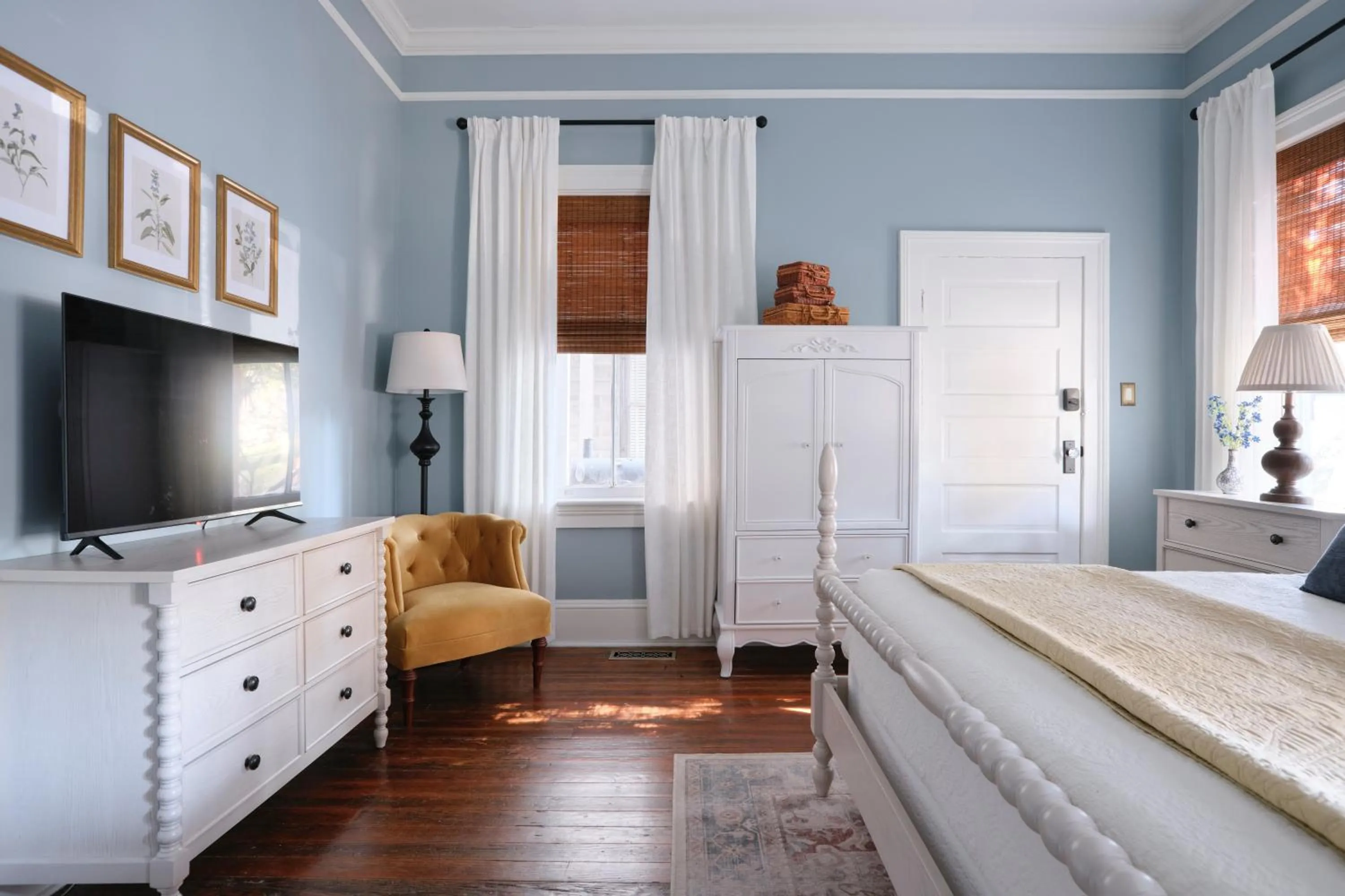 Bed in Comfortable Escape in Historic Downtown Savannah