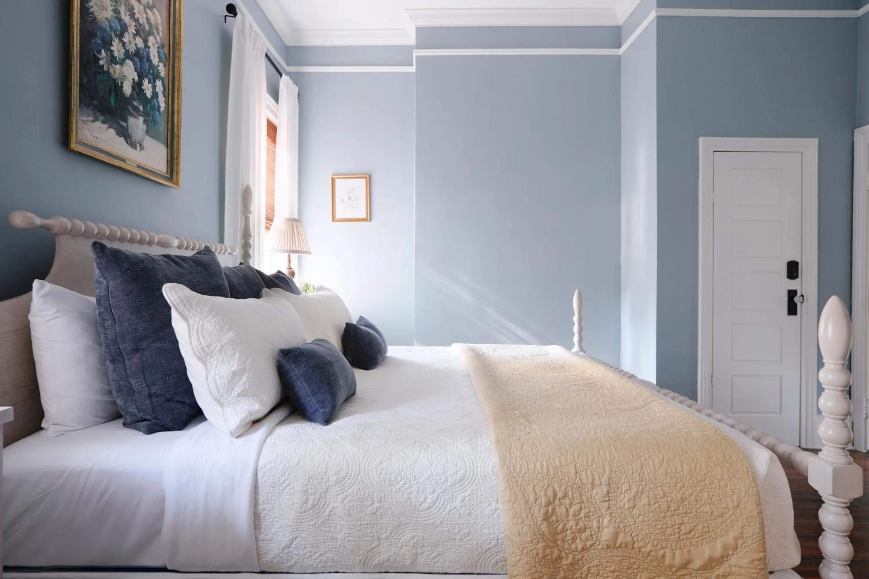 Bed in Comfortable Escape in Historic Downtown Savannah