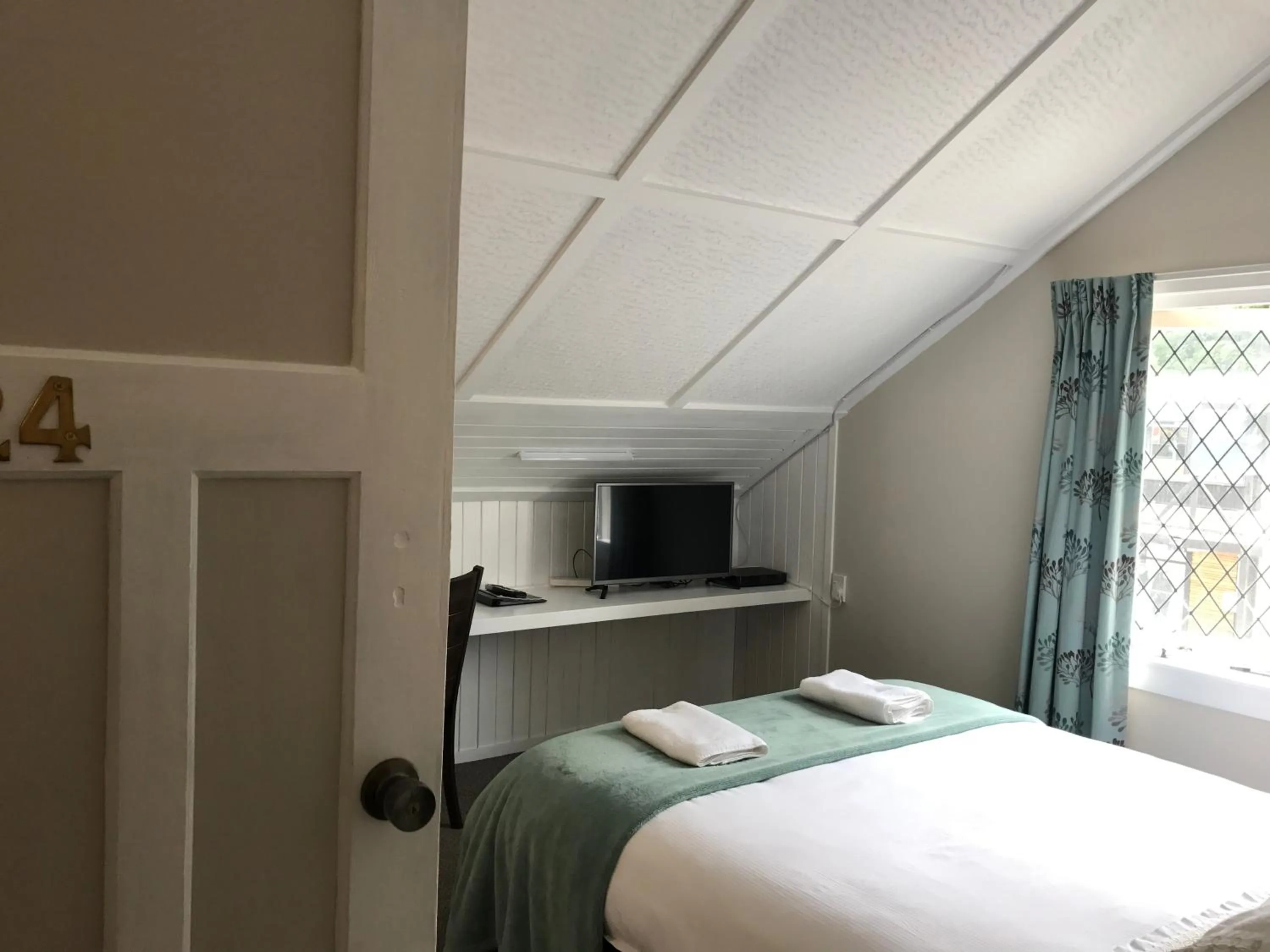 Day, Bed in Bridgehouse Lodge