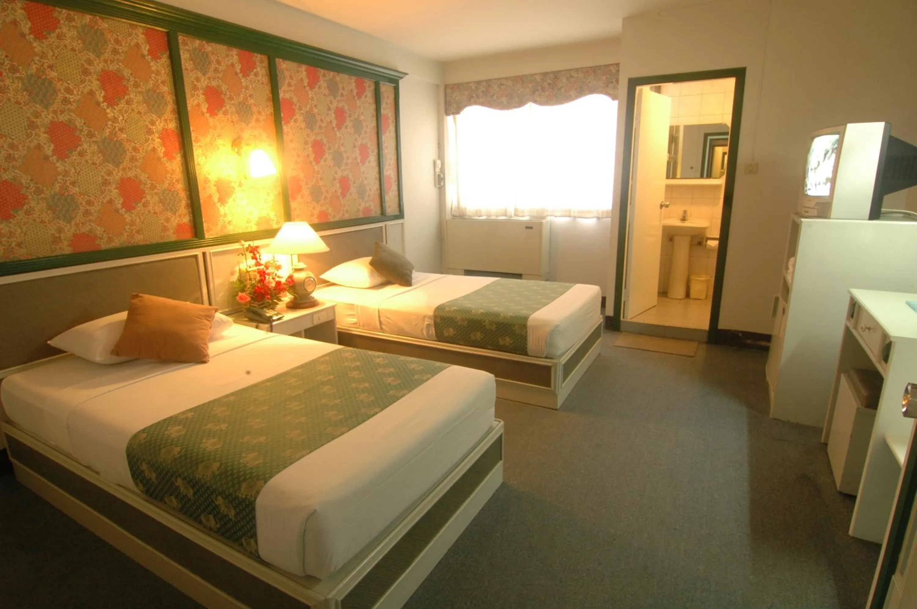 Shower, Bed in Highway Hotel