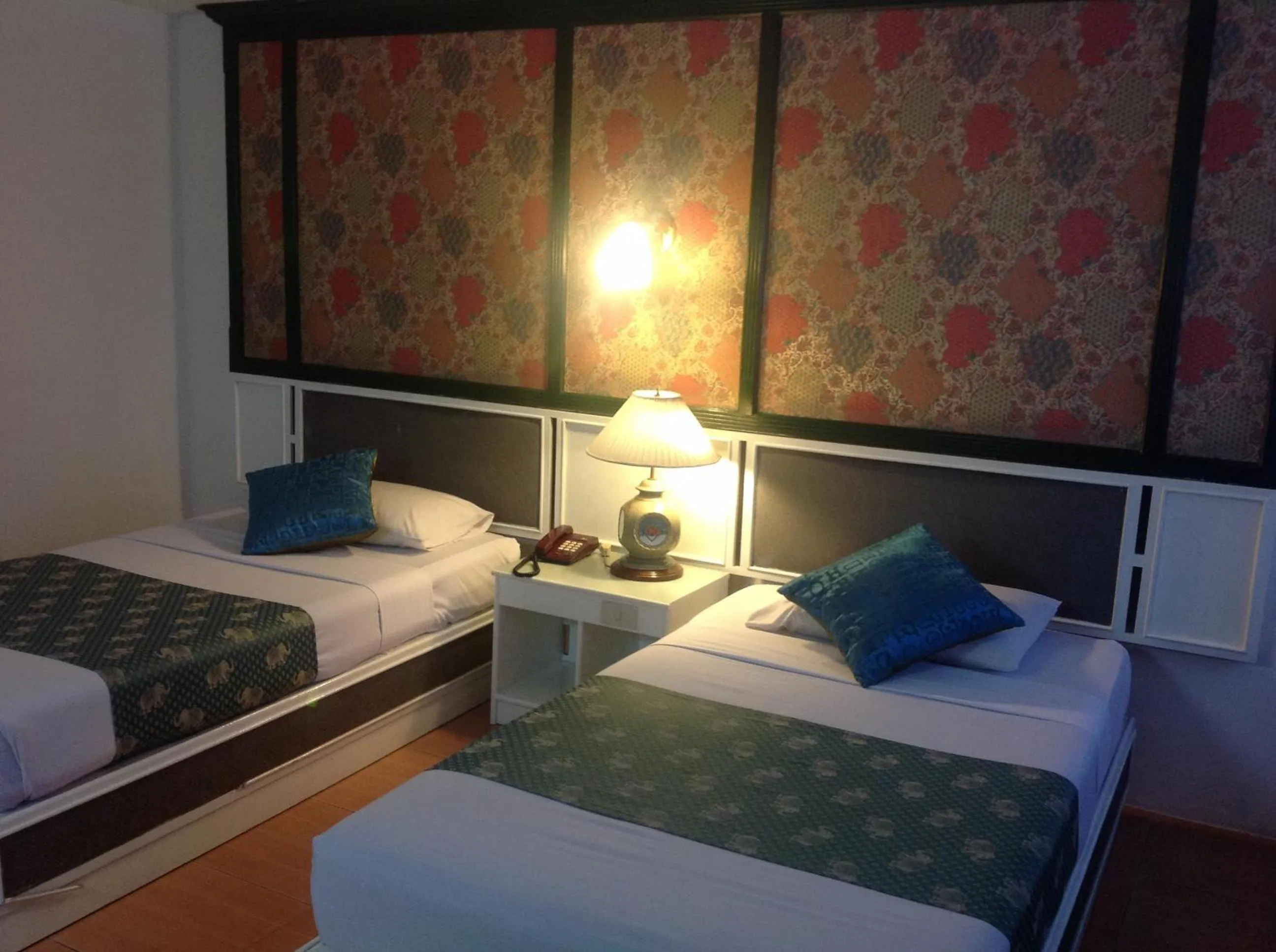 Photo of the whole room, Bed in Highway Hotel