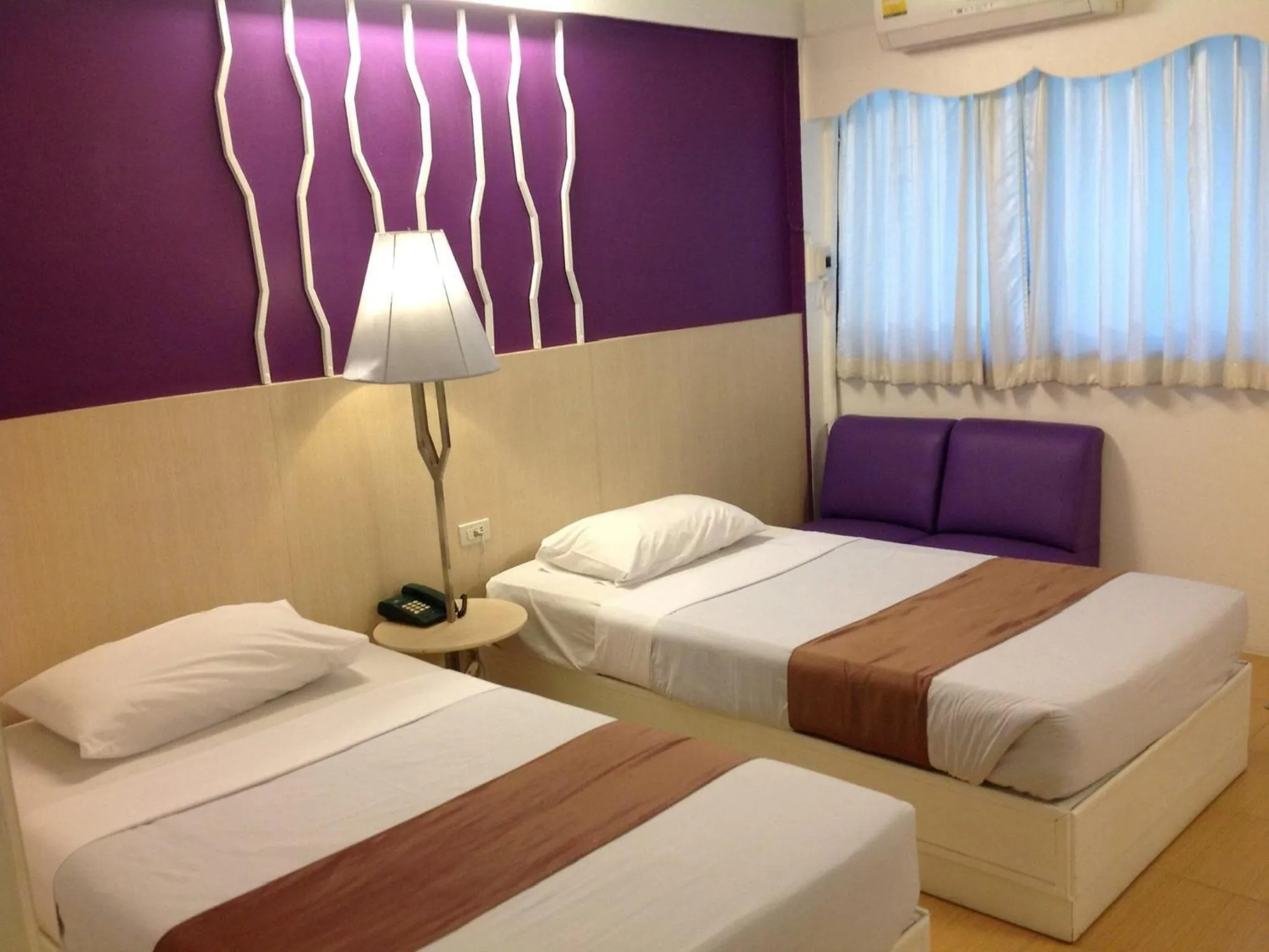 Photo of the whole room, Bed in Highway Hotel