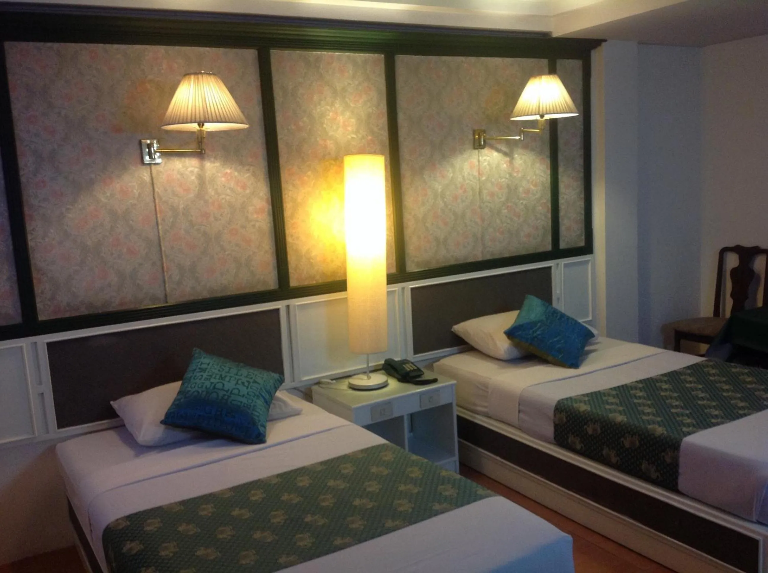 Photo of the whole room, Bed in Highway Hotel