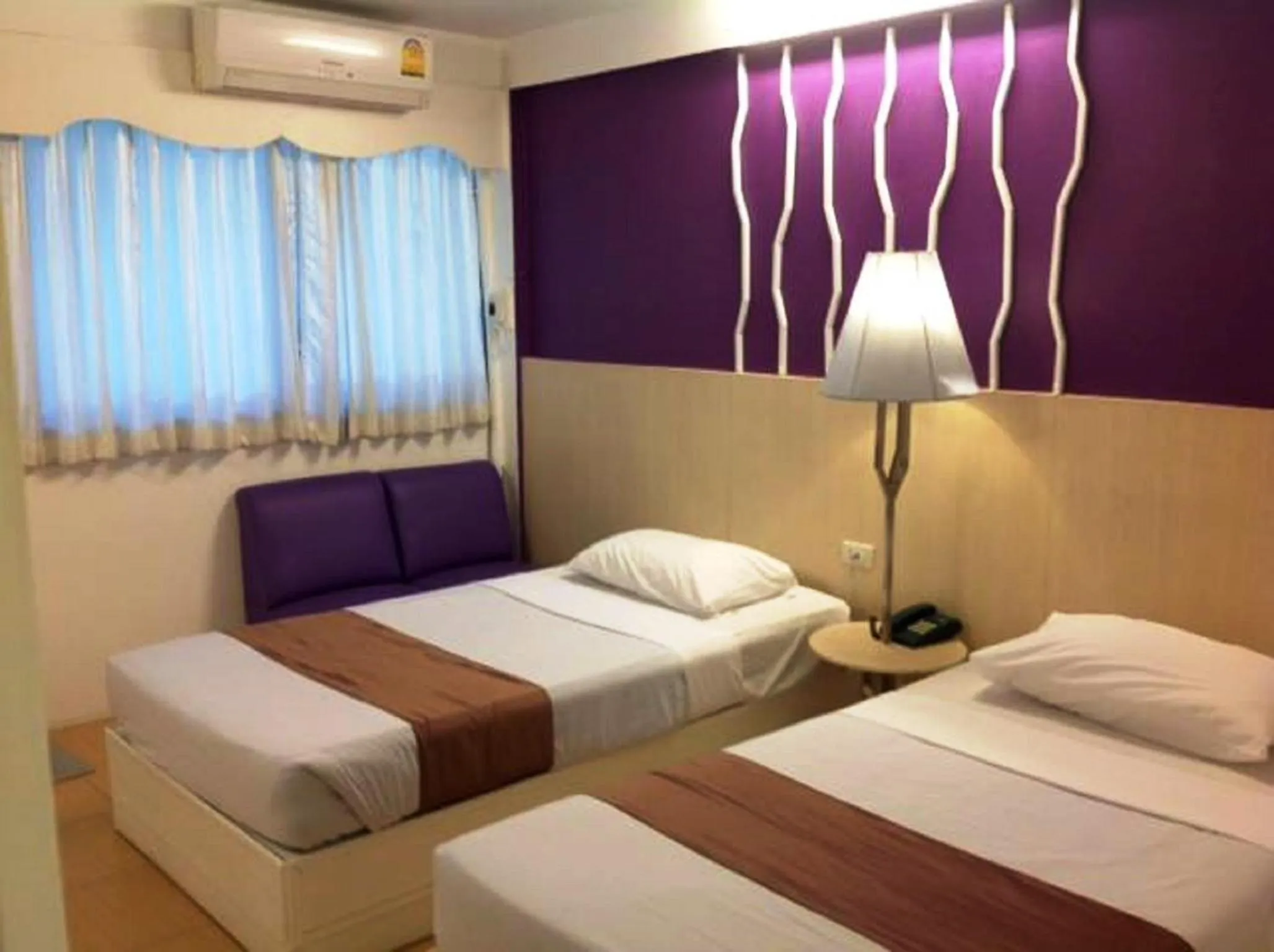 Photo of the whole room, Bed in Highway Hotel