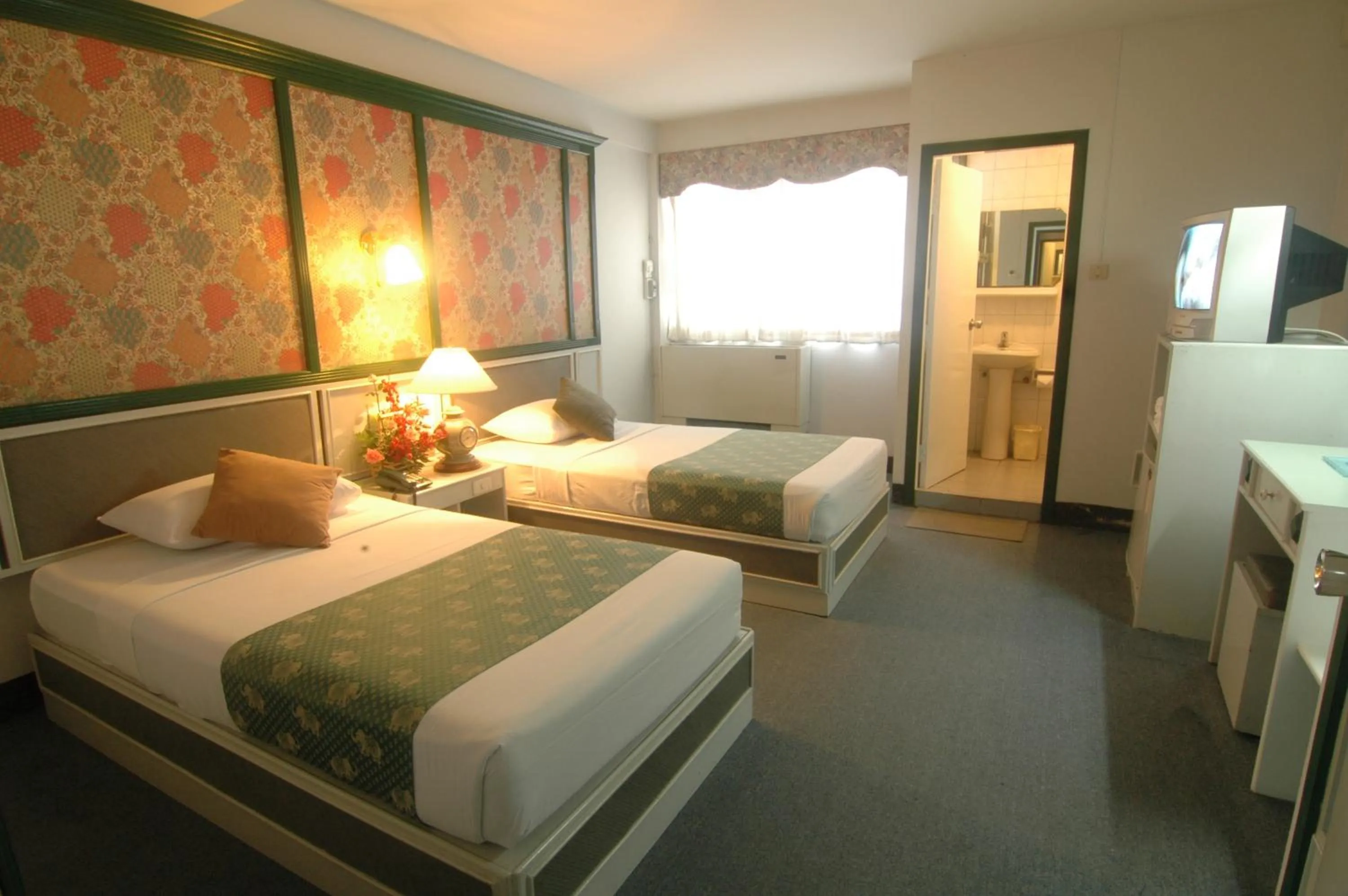 Shower, Bed in Highway Hotel