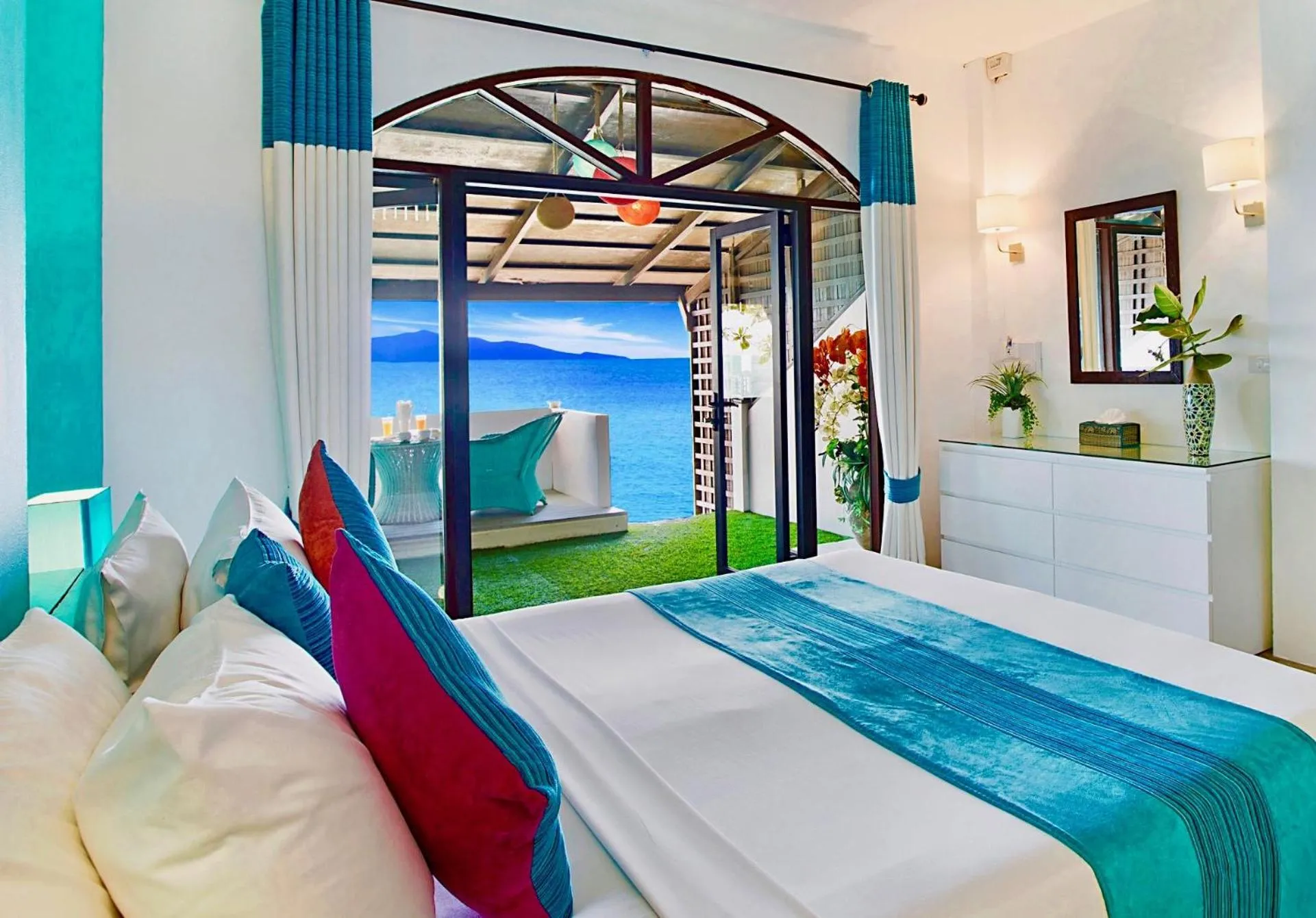 Photo of the whole room, Bed in Hacienda Fisherman's Village Koh Samui