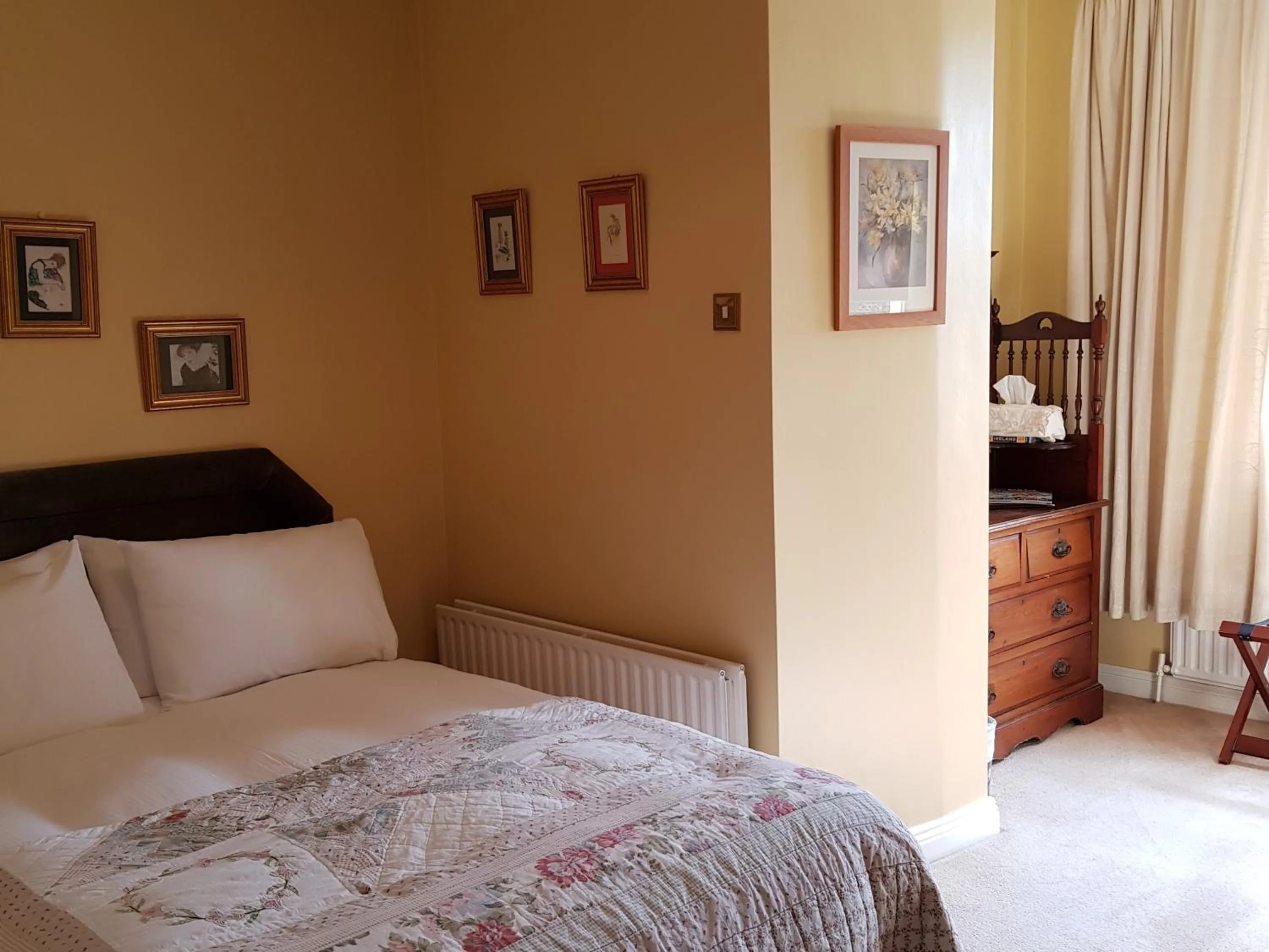Bedroom, Bed in Carrygerry Country House