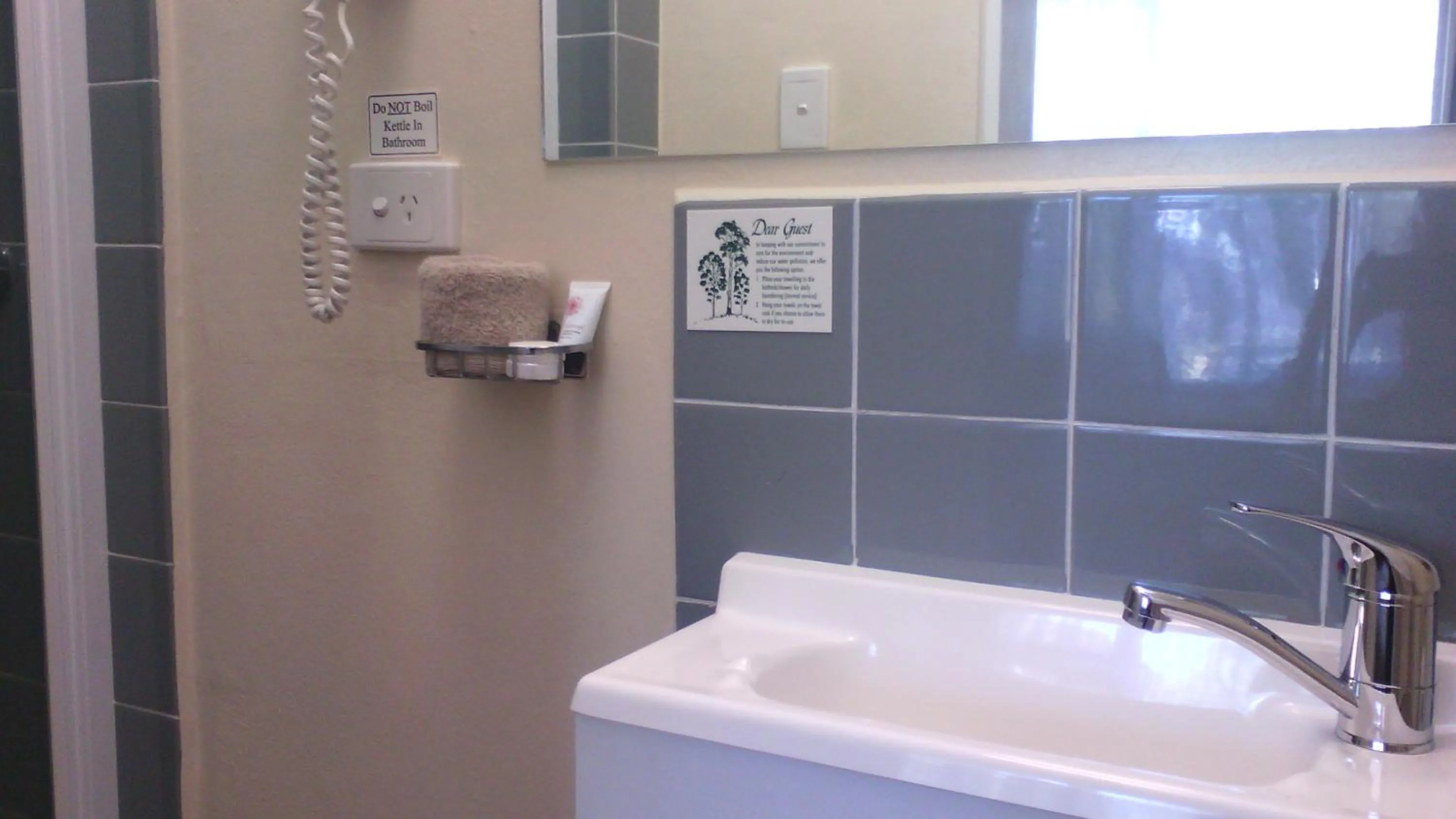 Bathroom in Bairnsdale Main Motel