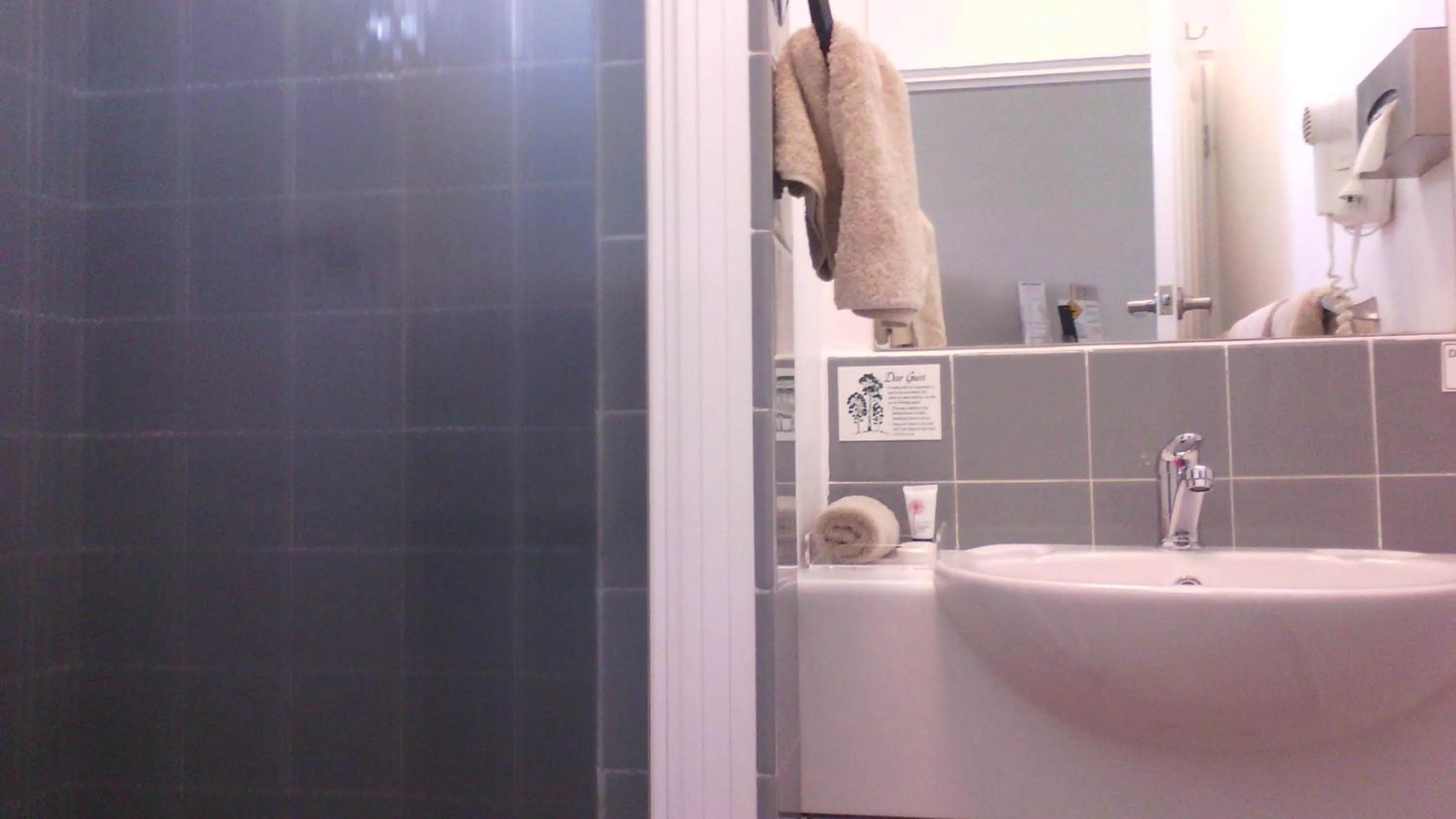 Bathroom in Bairnsdale Main Motel