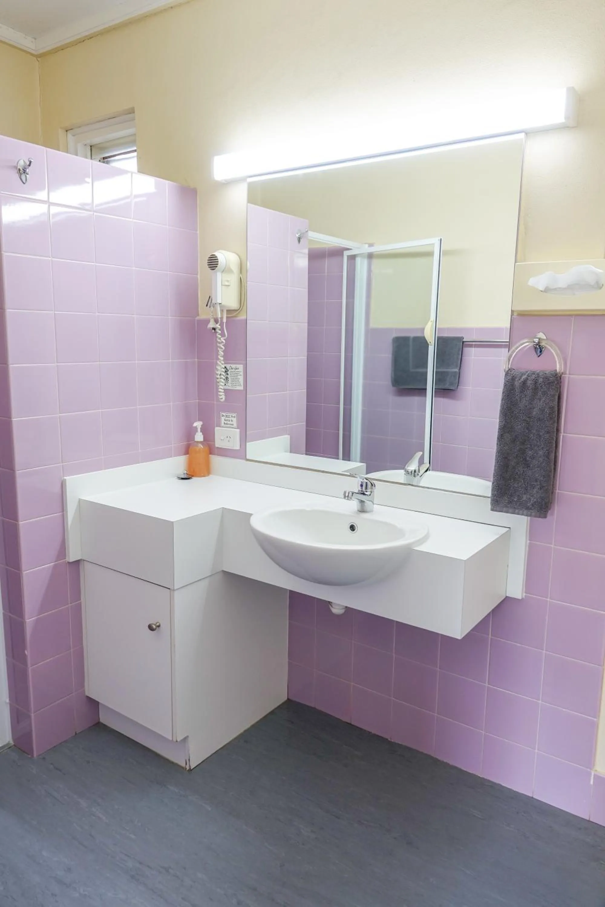 Bathroom in Bairnsdale Main Motel