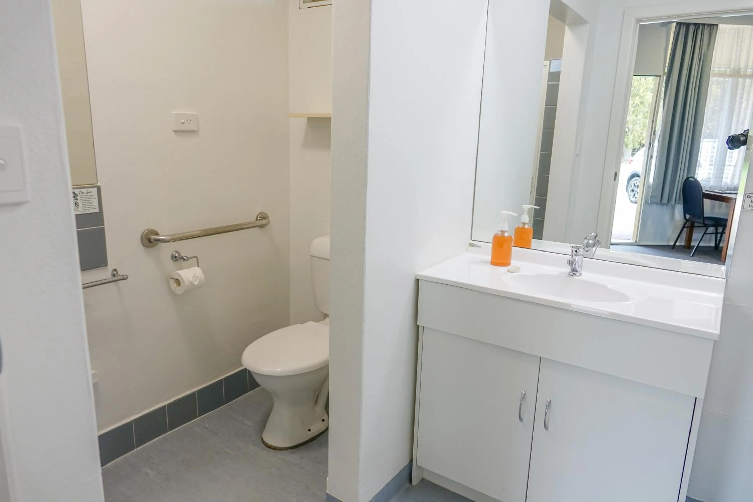 Bathroom in Bairnsdale Main Motel