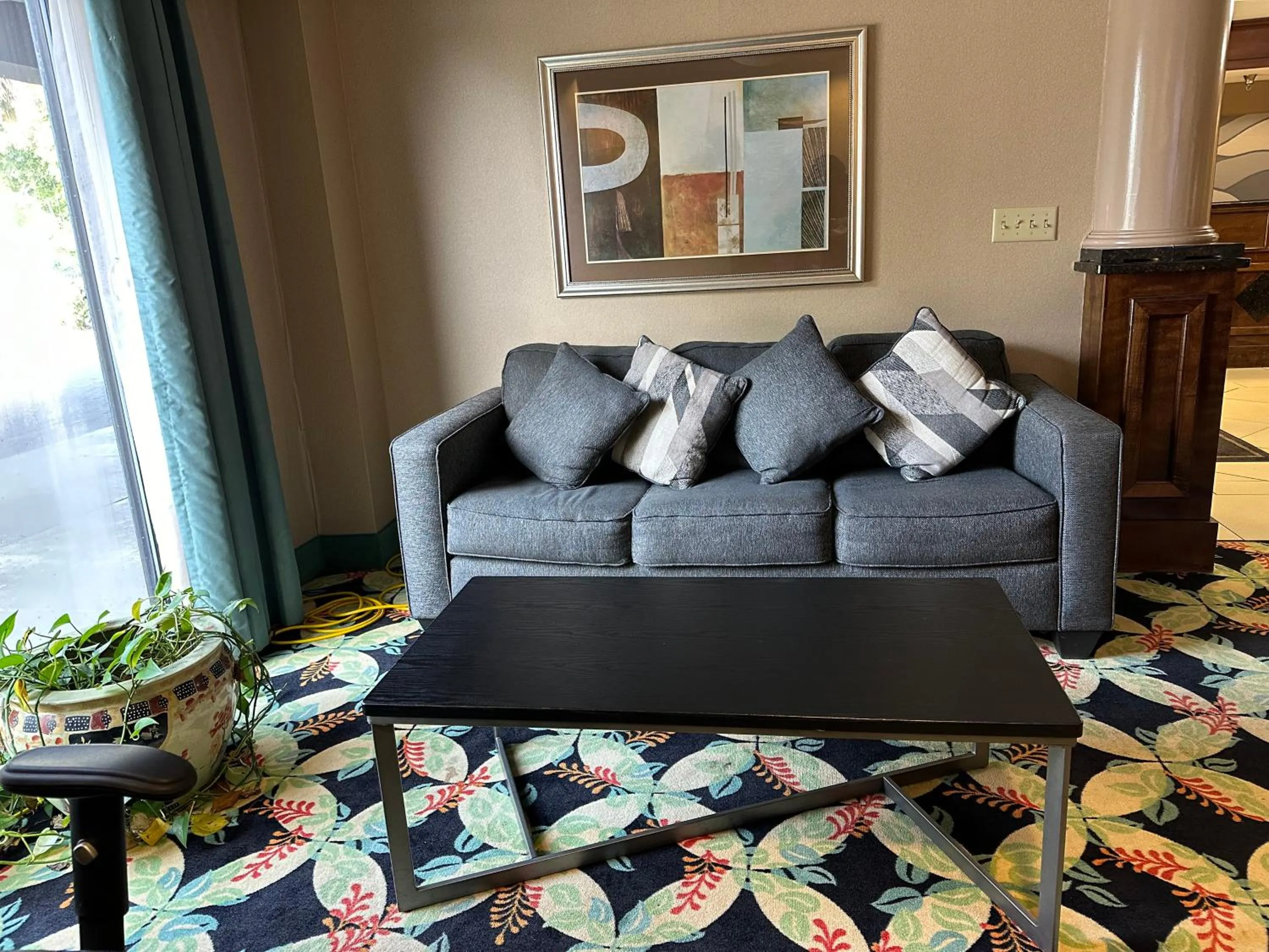 Seating area in Country Inn & Suites by Radisson, Murrells Inlet, SC