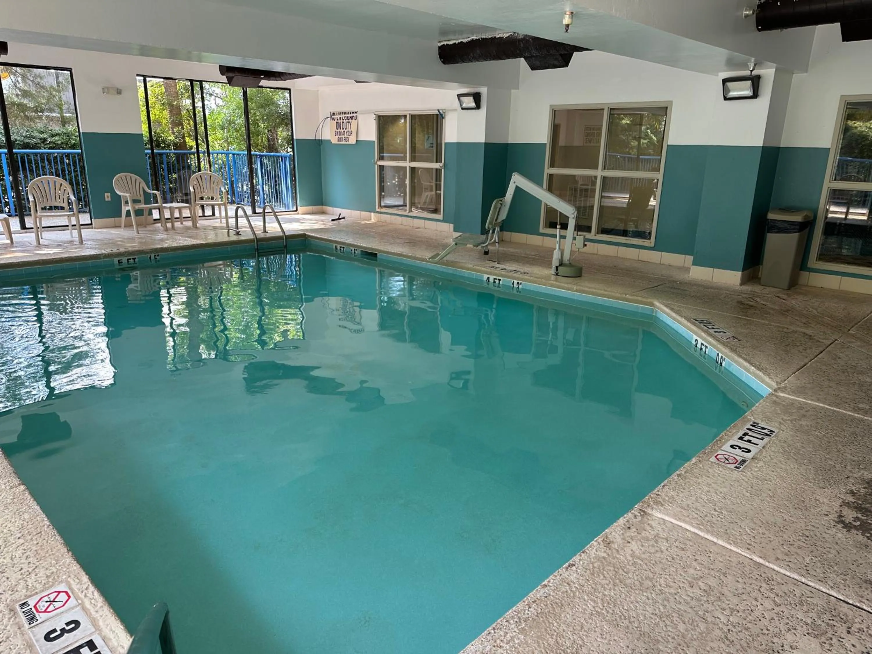 Swimming pool in Country Inn & Suites by Radisson, Murrells Inlet, SC