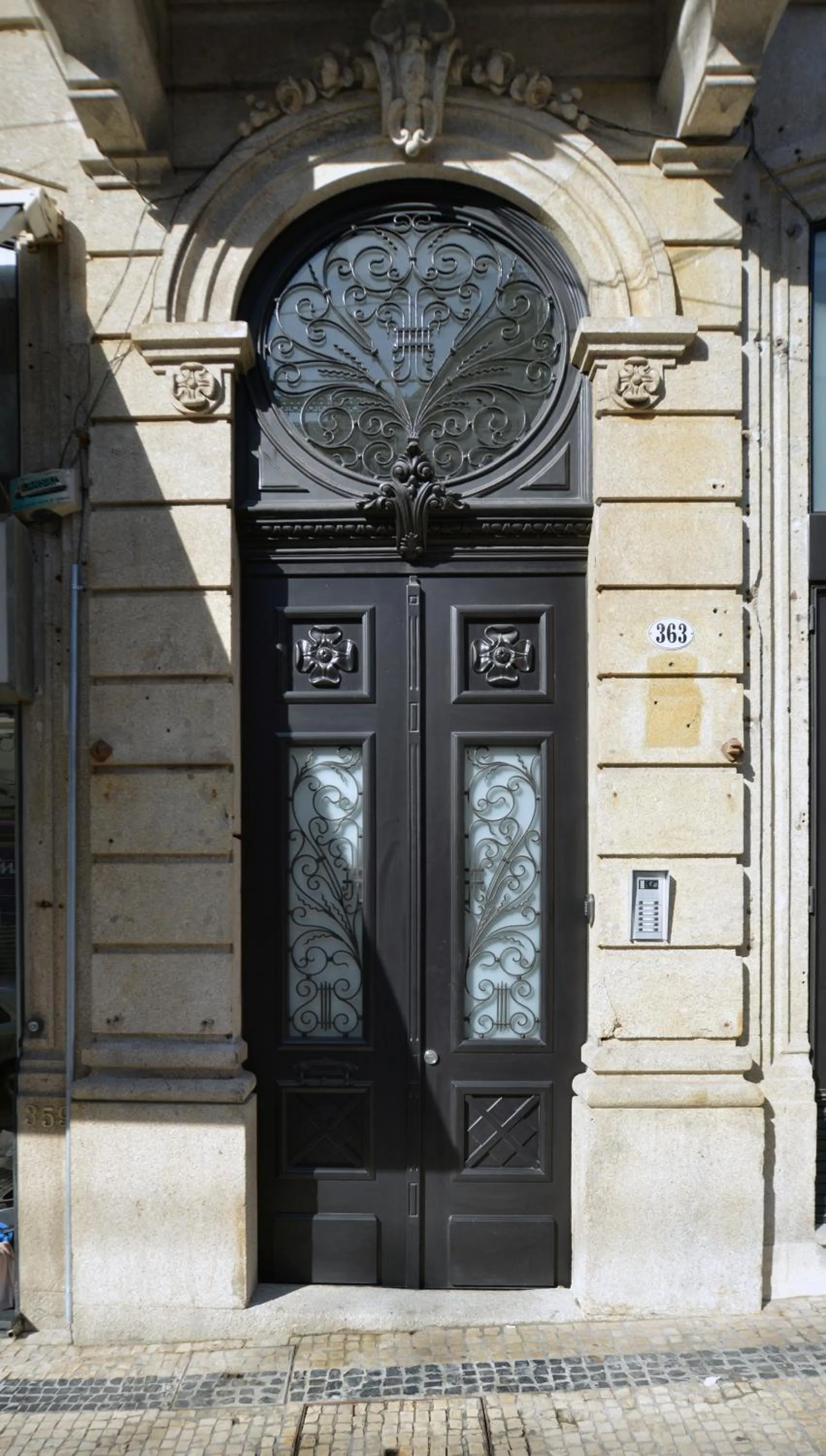 Property building in YOUROPO - Market