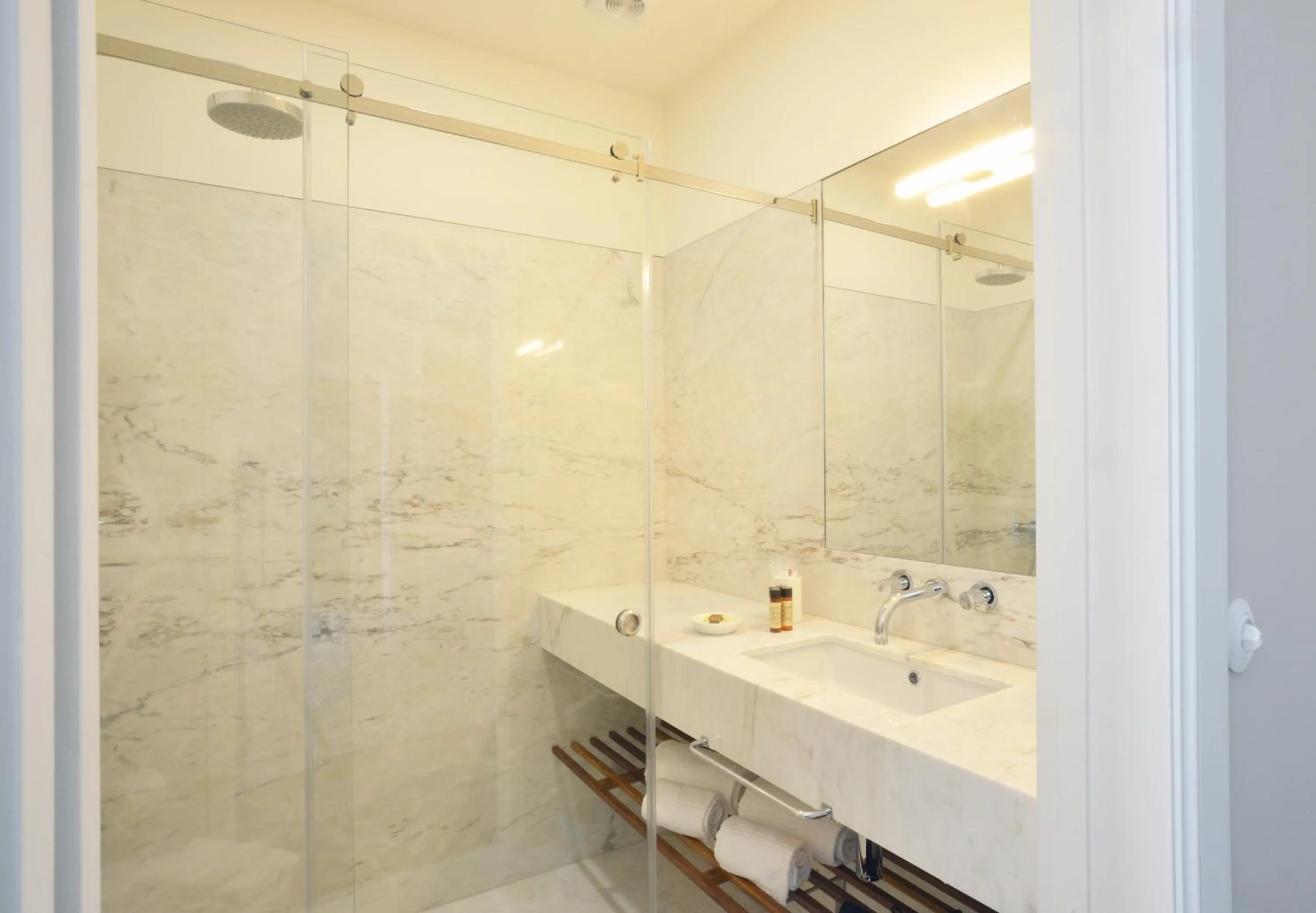 Shower in YOUROPO - Market