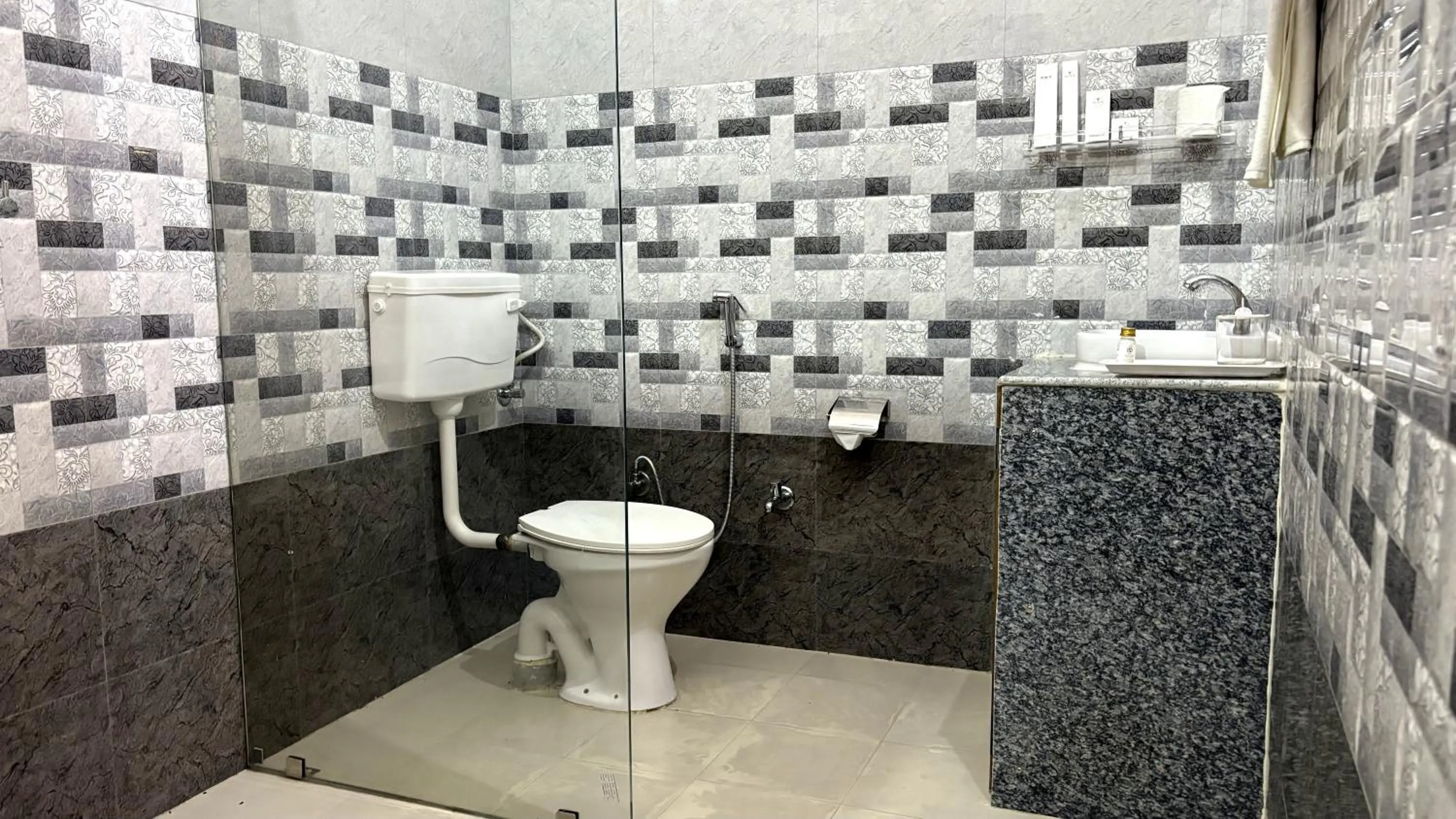 Bathroom in Paridhi Niwas, Ranthambore- near Tiger Safari Zones 1-5