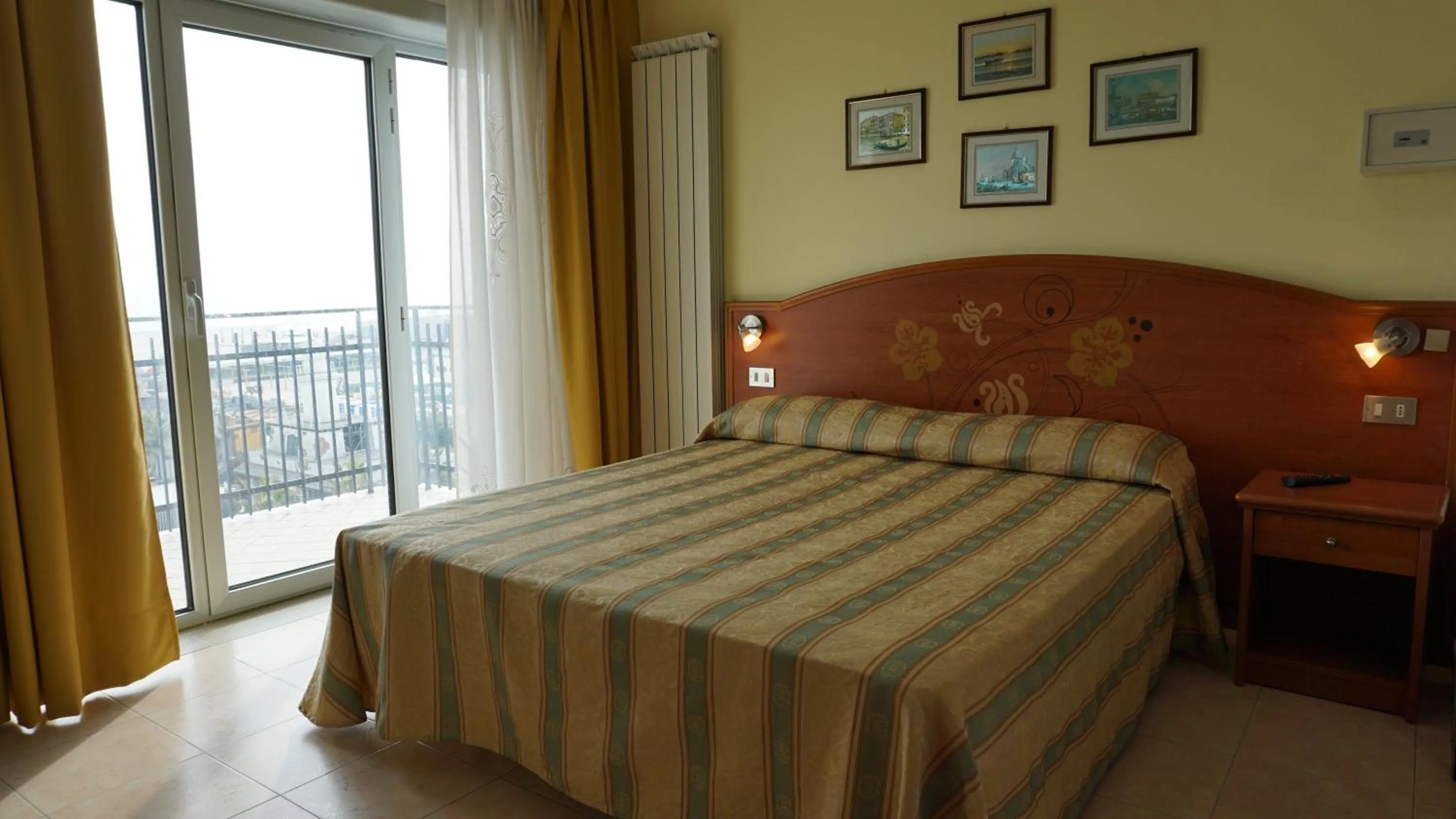 Bed in Hotel Ideal Sottomarina