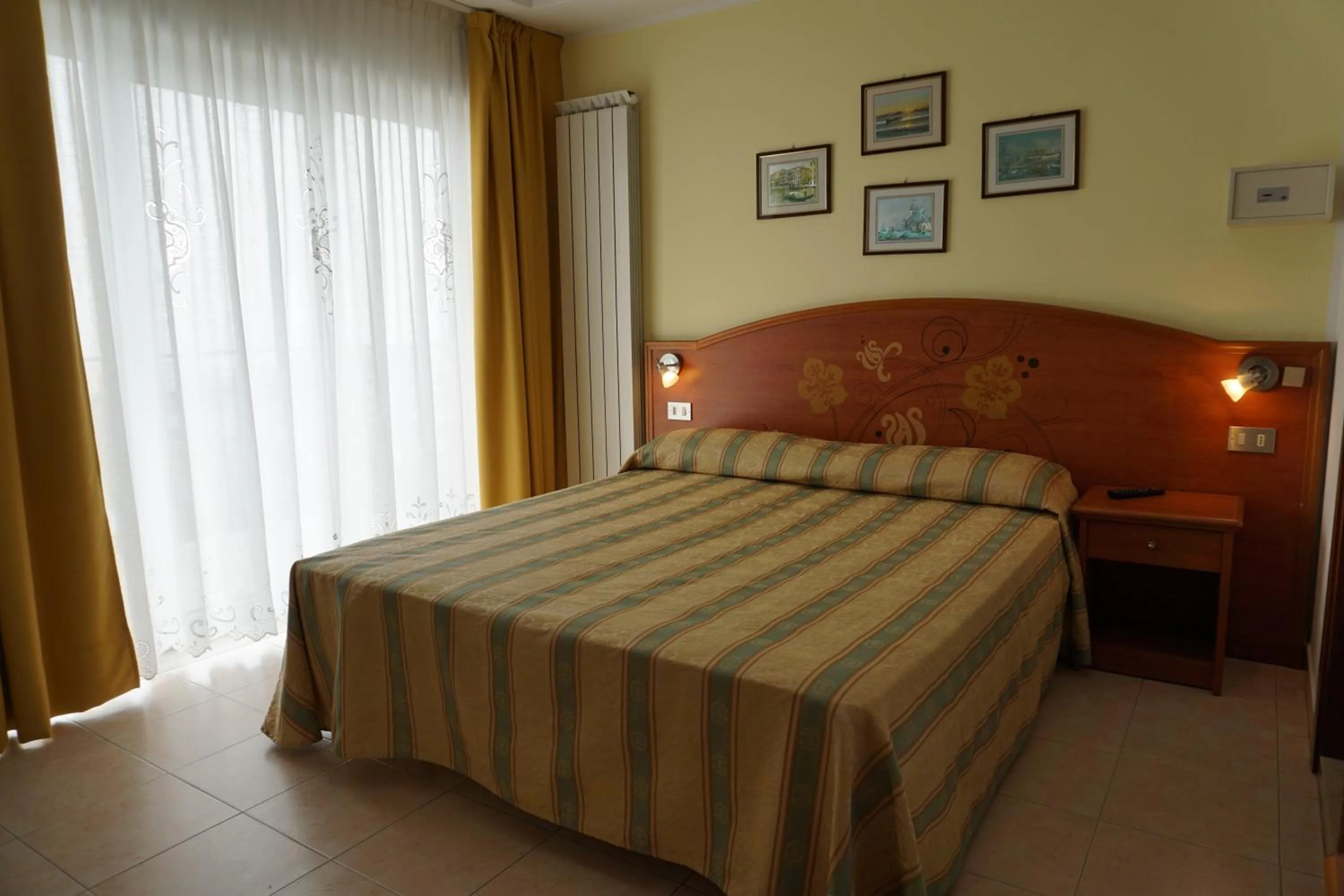 Bed in Hotel Ideal Sottomarina