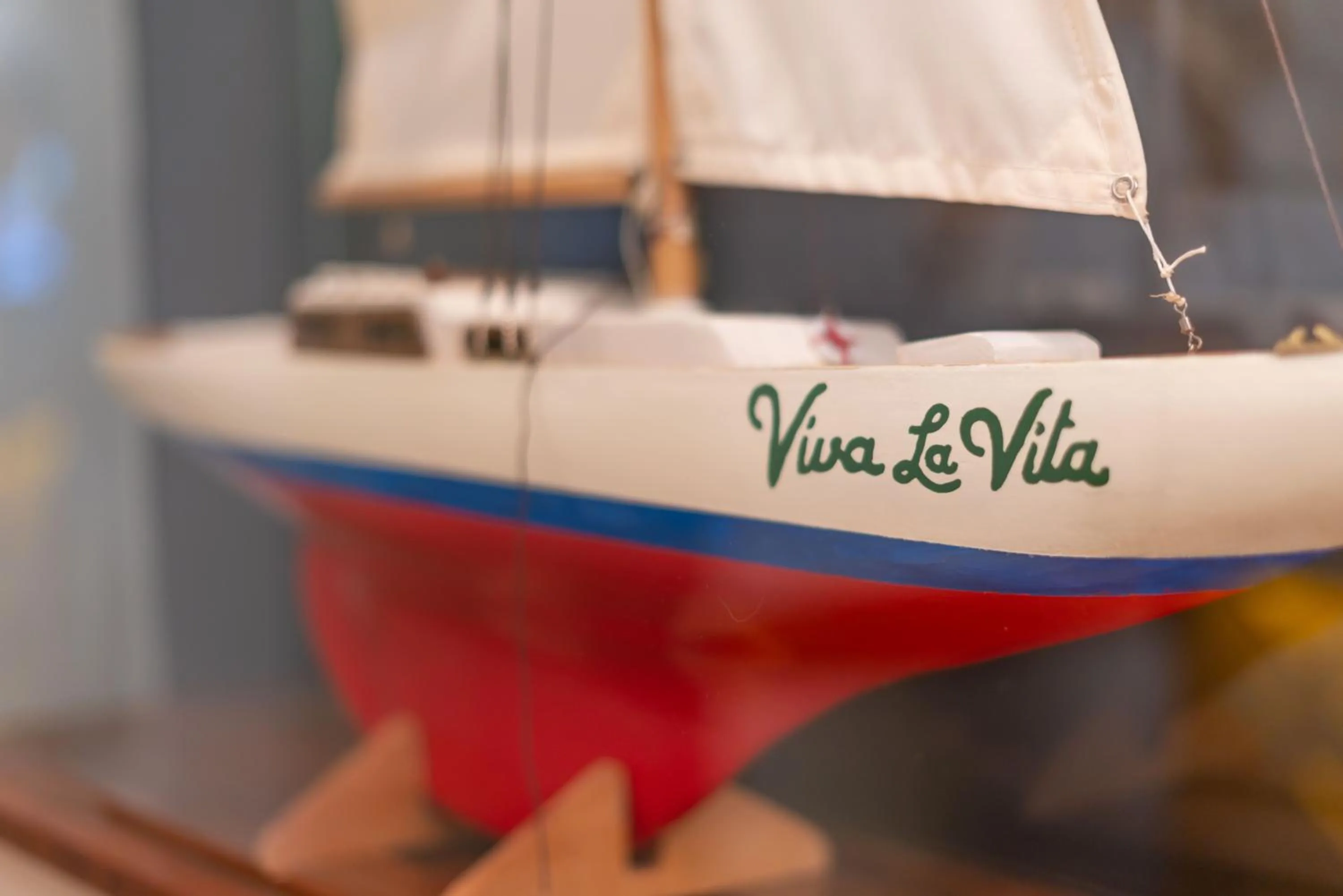 Text overlay in Viva La Vita Butik Otel