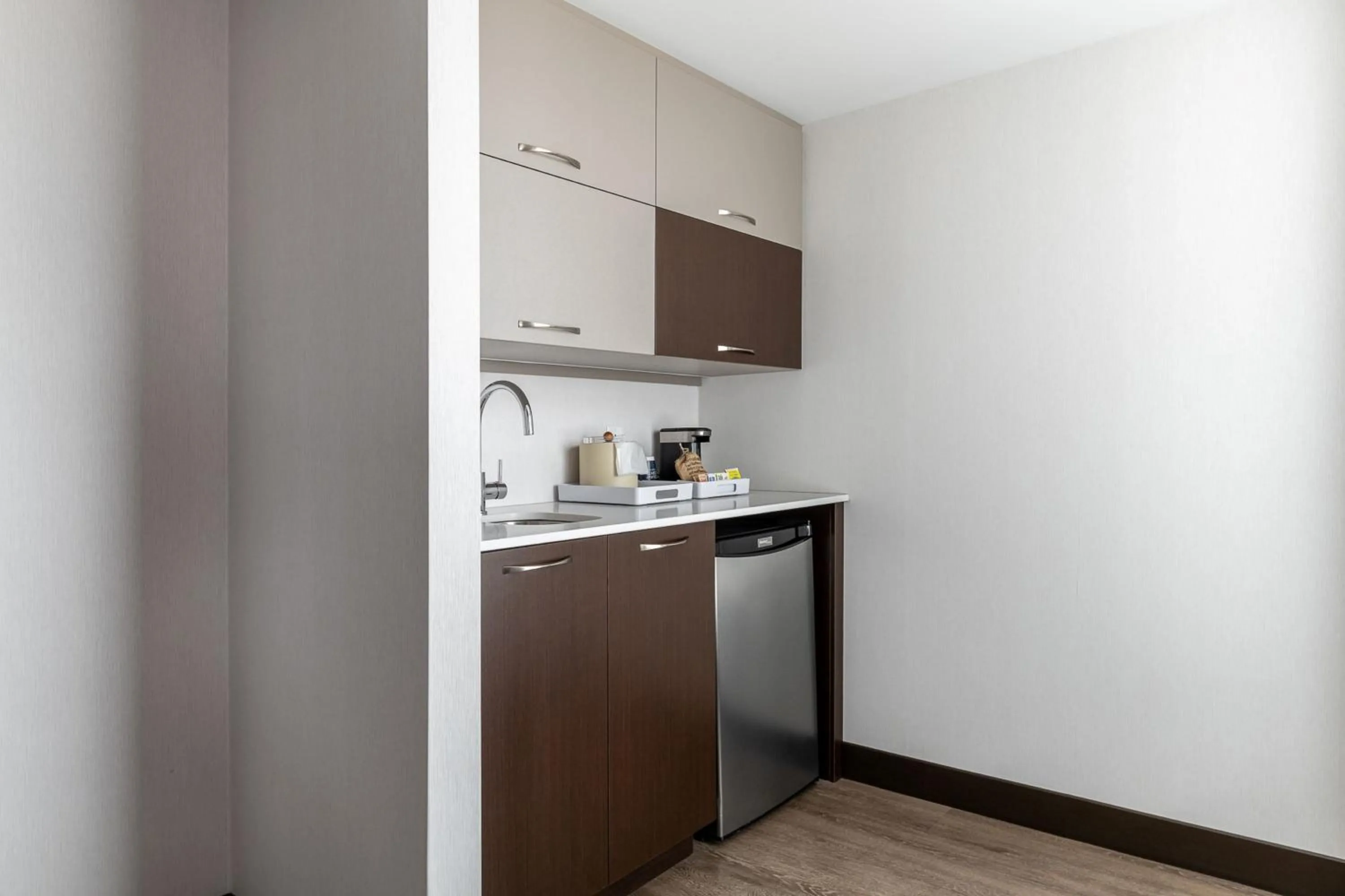 Lounge or bar in Four Points by Sheraton Lévis Convention Centre