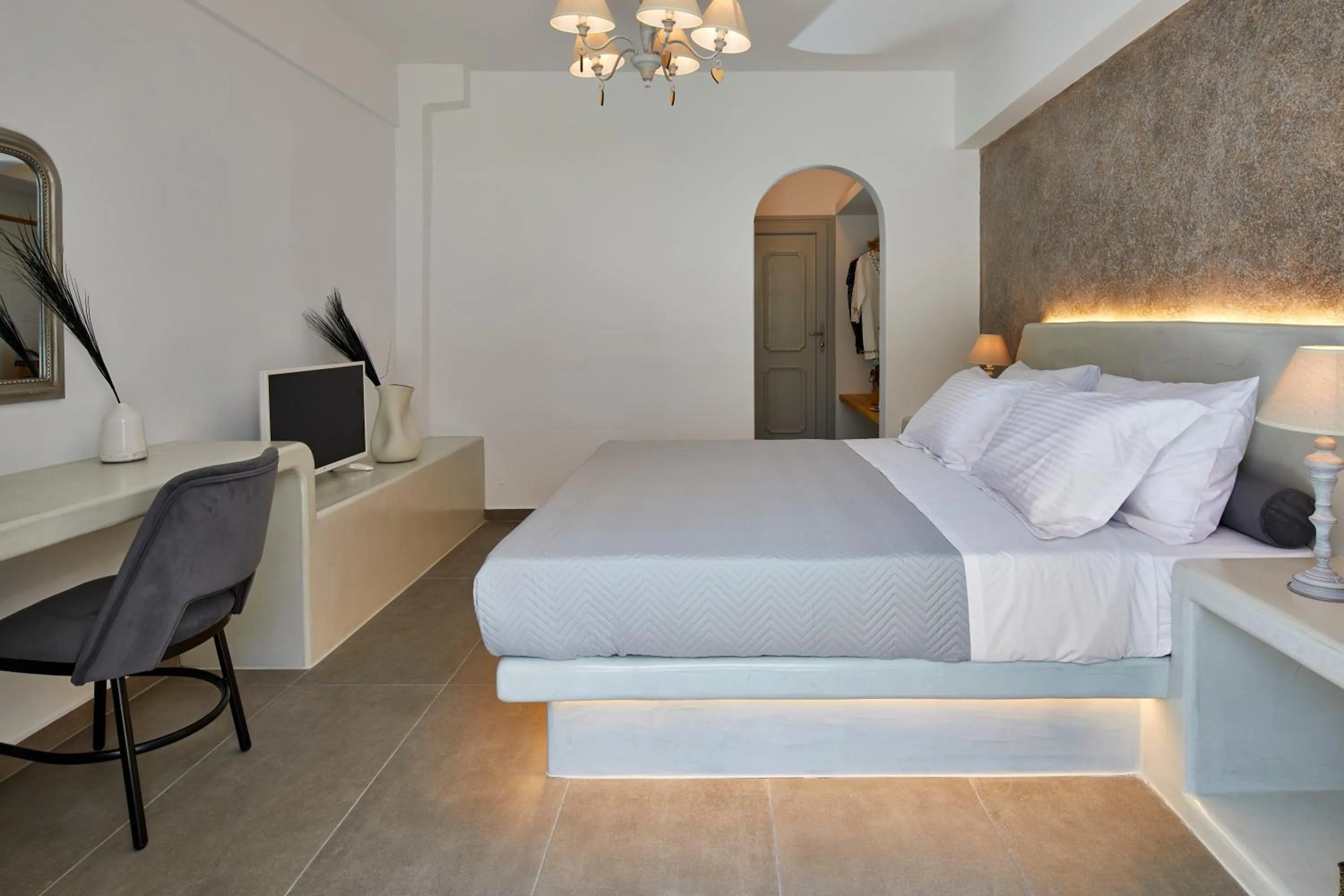 Bedroom, Bed in Blue Sea Hotel