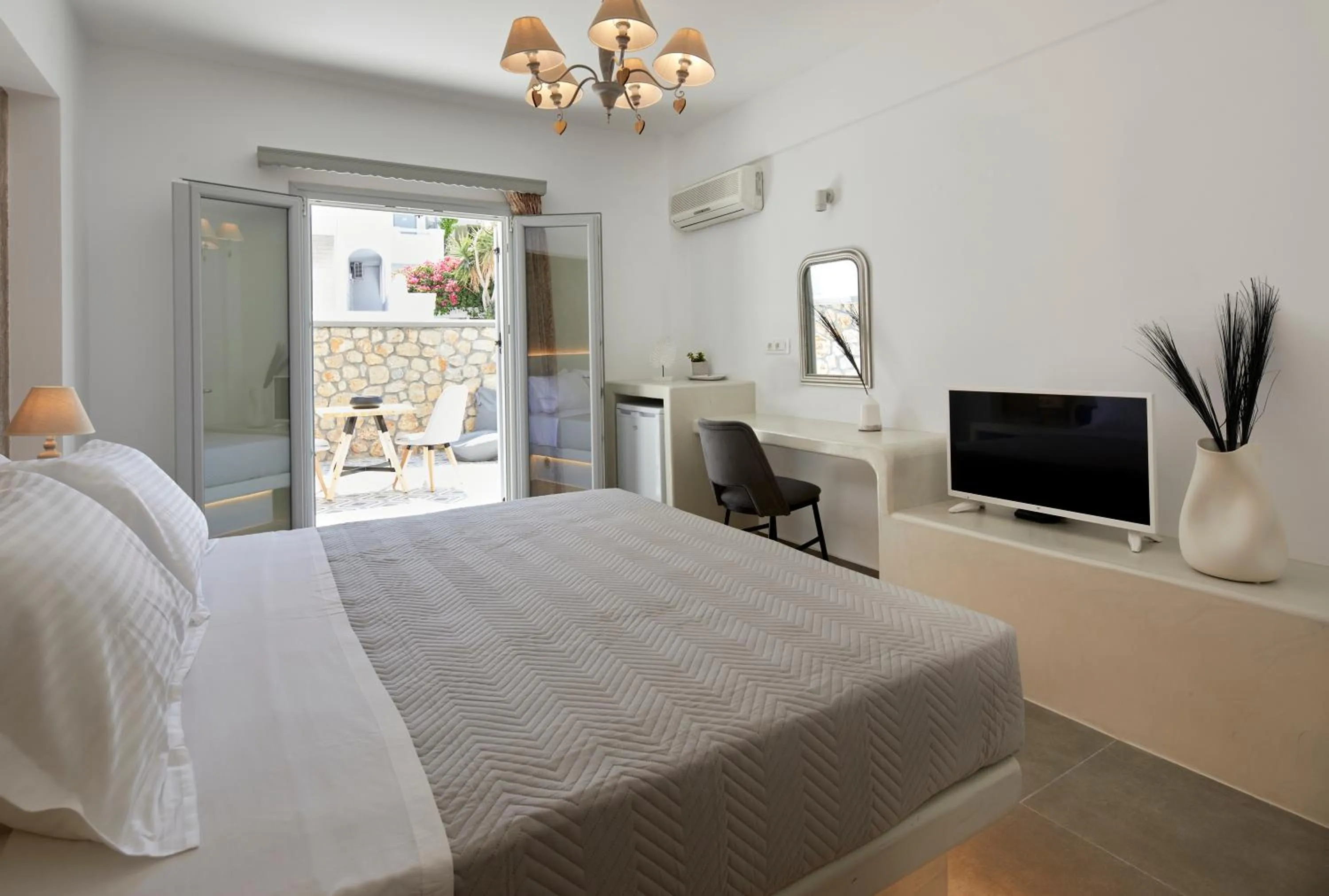 Bedroom, Bed in Blue Sea Hotel