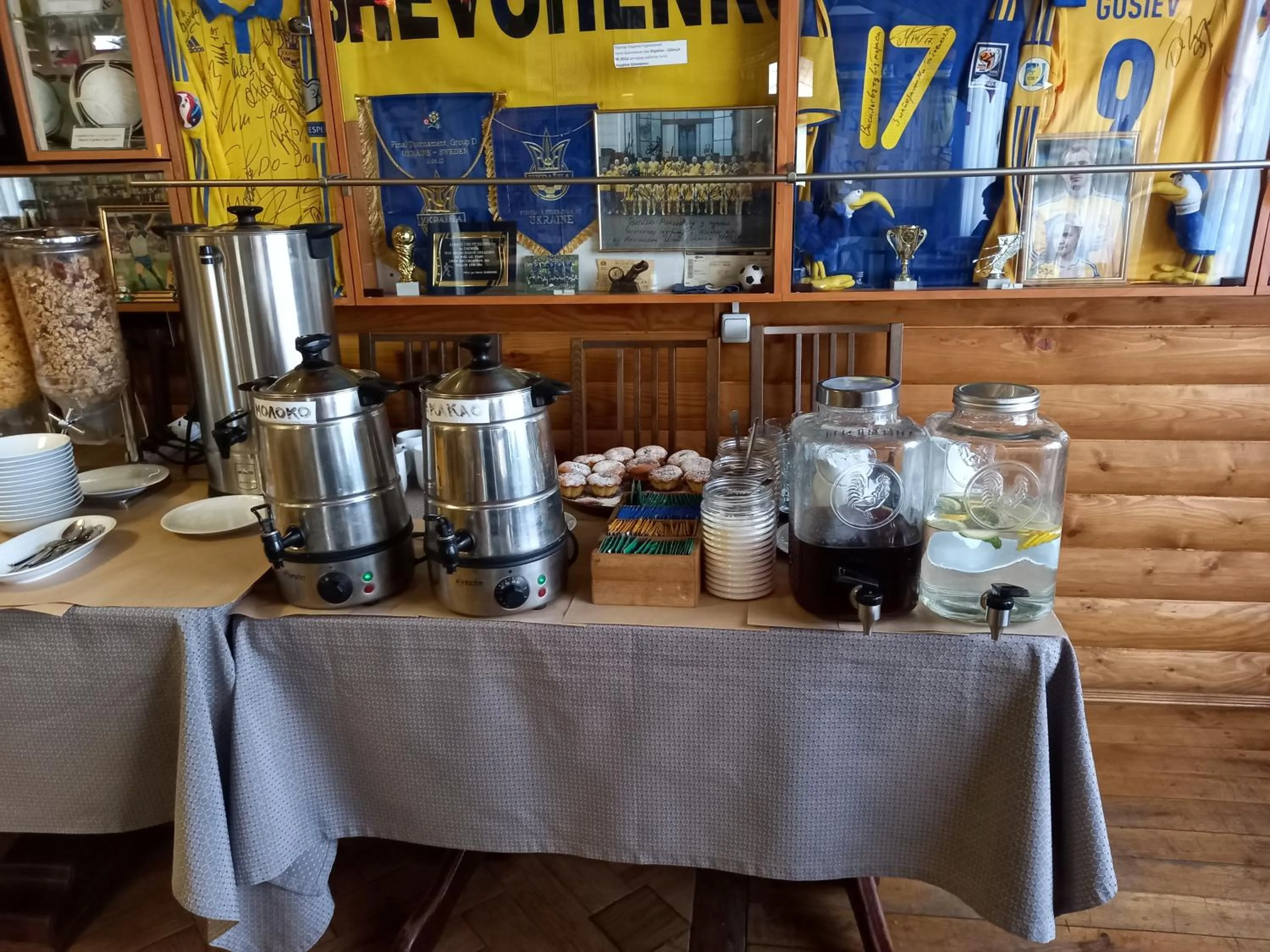 Restaurant/places to eat in Urochyshe Vyshnya