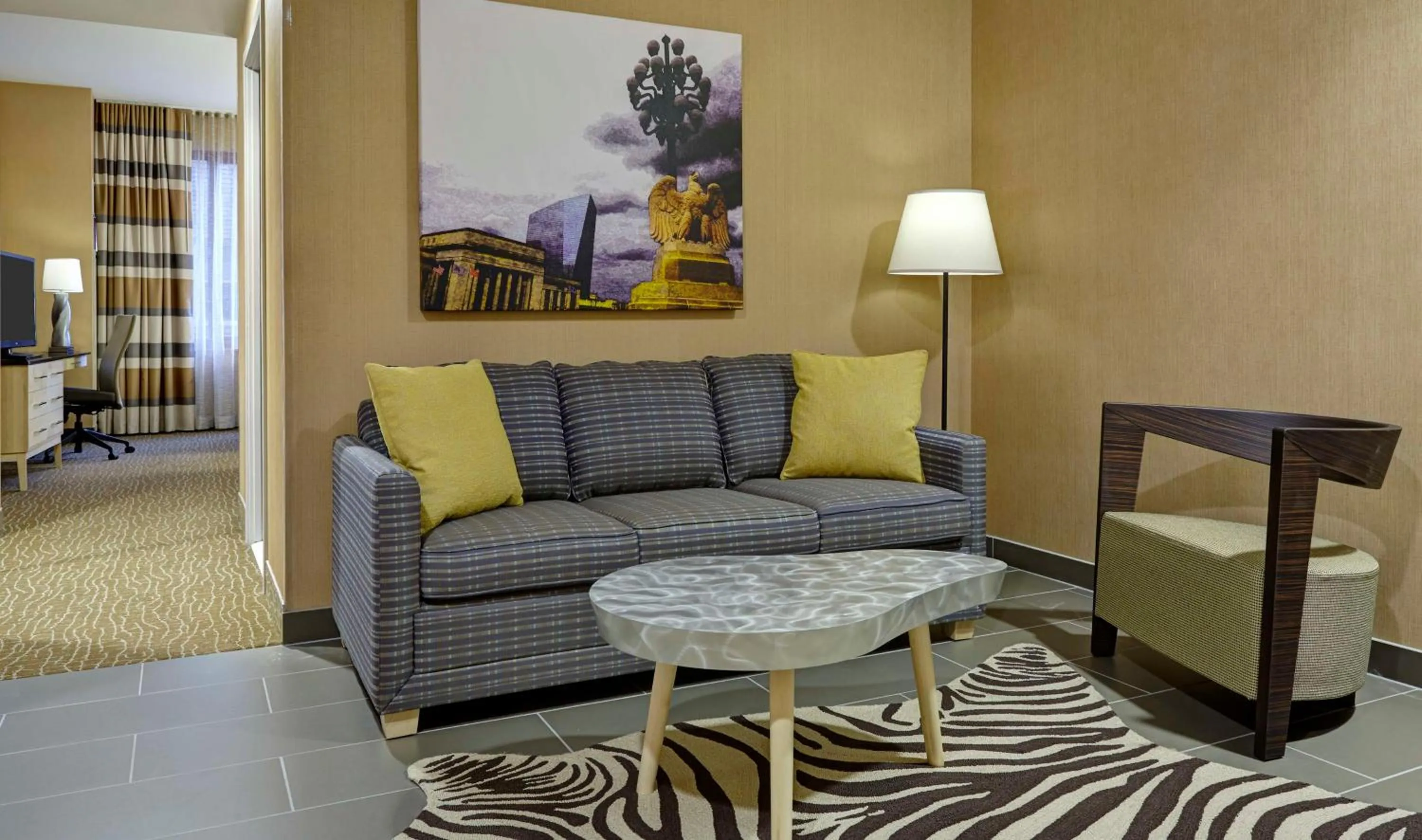 Living room in DoubleTree by Hilton Hotel Philadelphia Center City