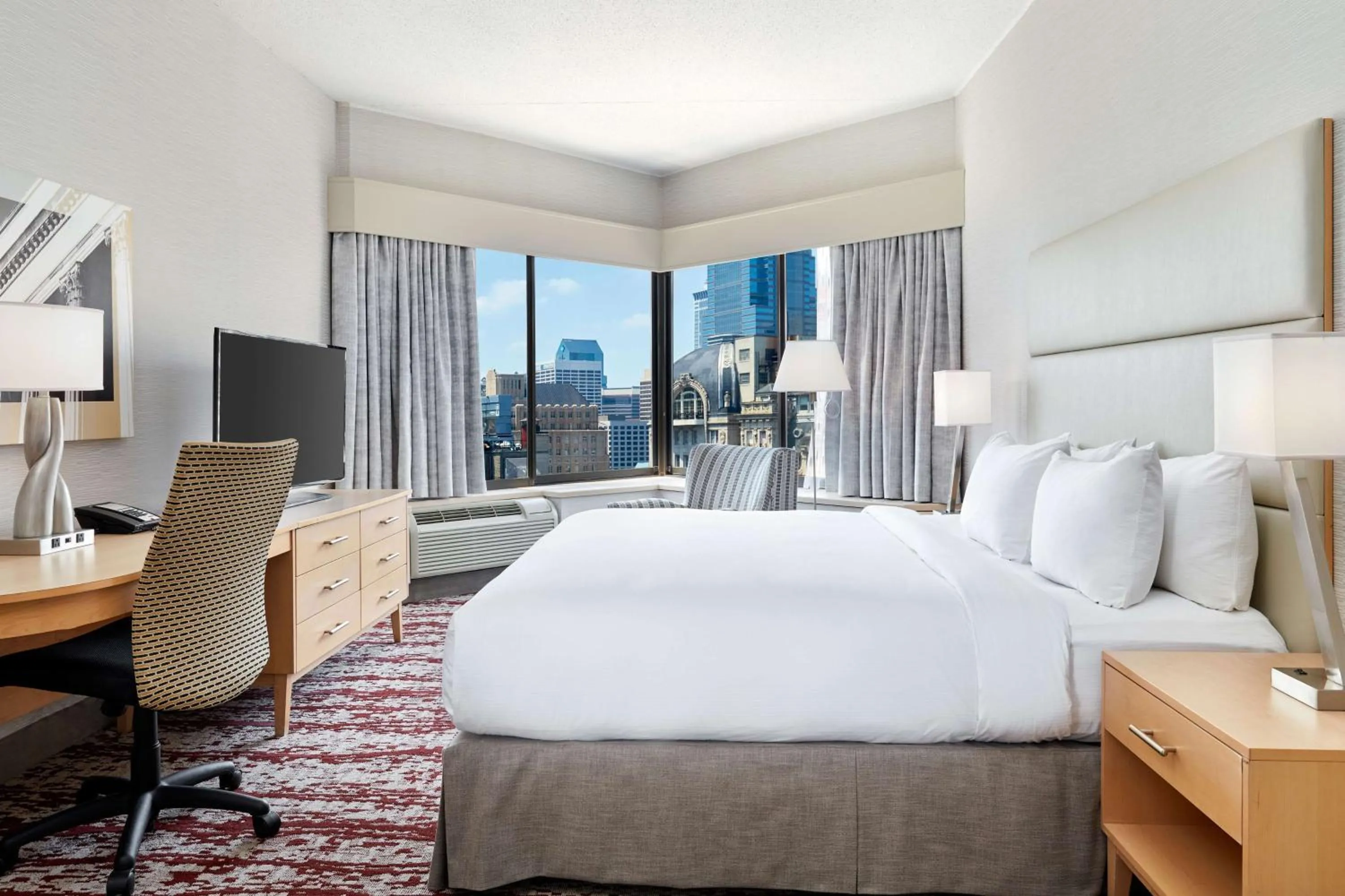 Bed in DoubleTree by Hilton Hotel Philadelphia Center City