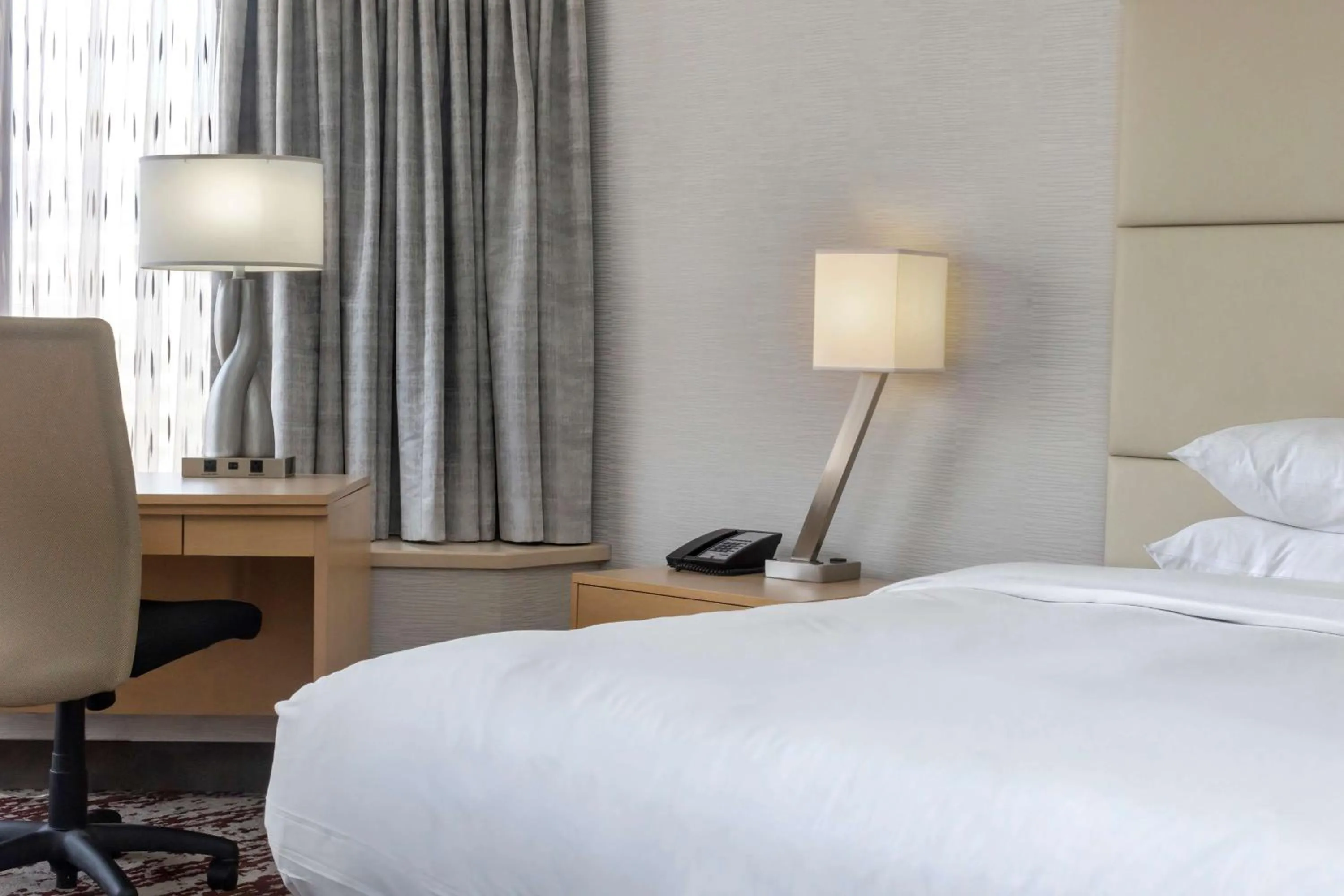 Bedroom, Bed in DoubleTree by Hilton Hotel Philadelphia Center City