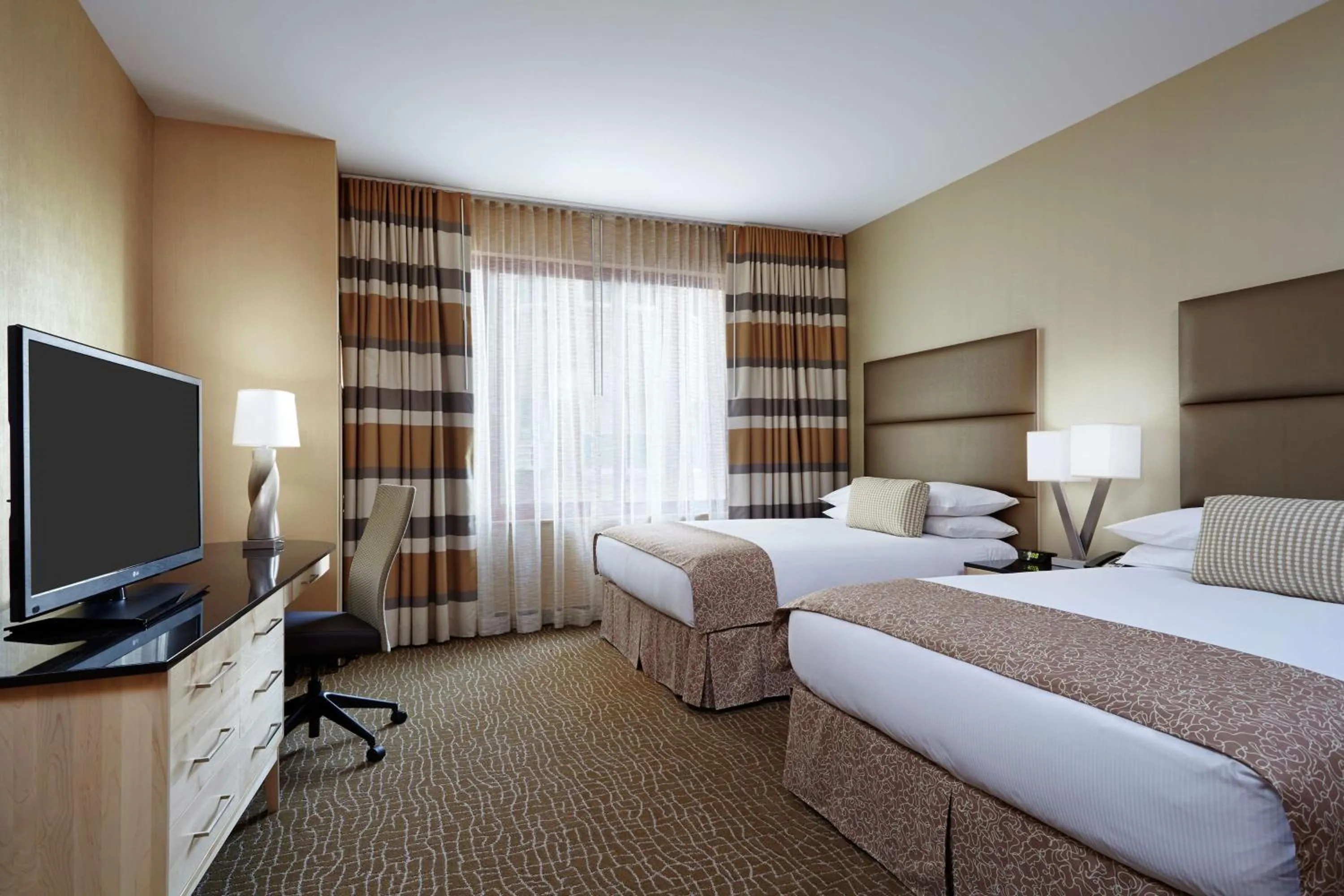 Bedroom, Bed in DoubleTree by Hilton Hotel Philadelphia Center City