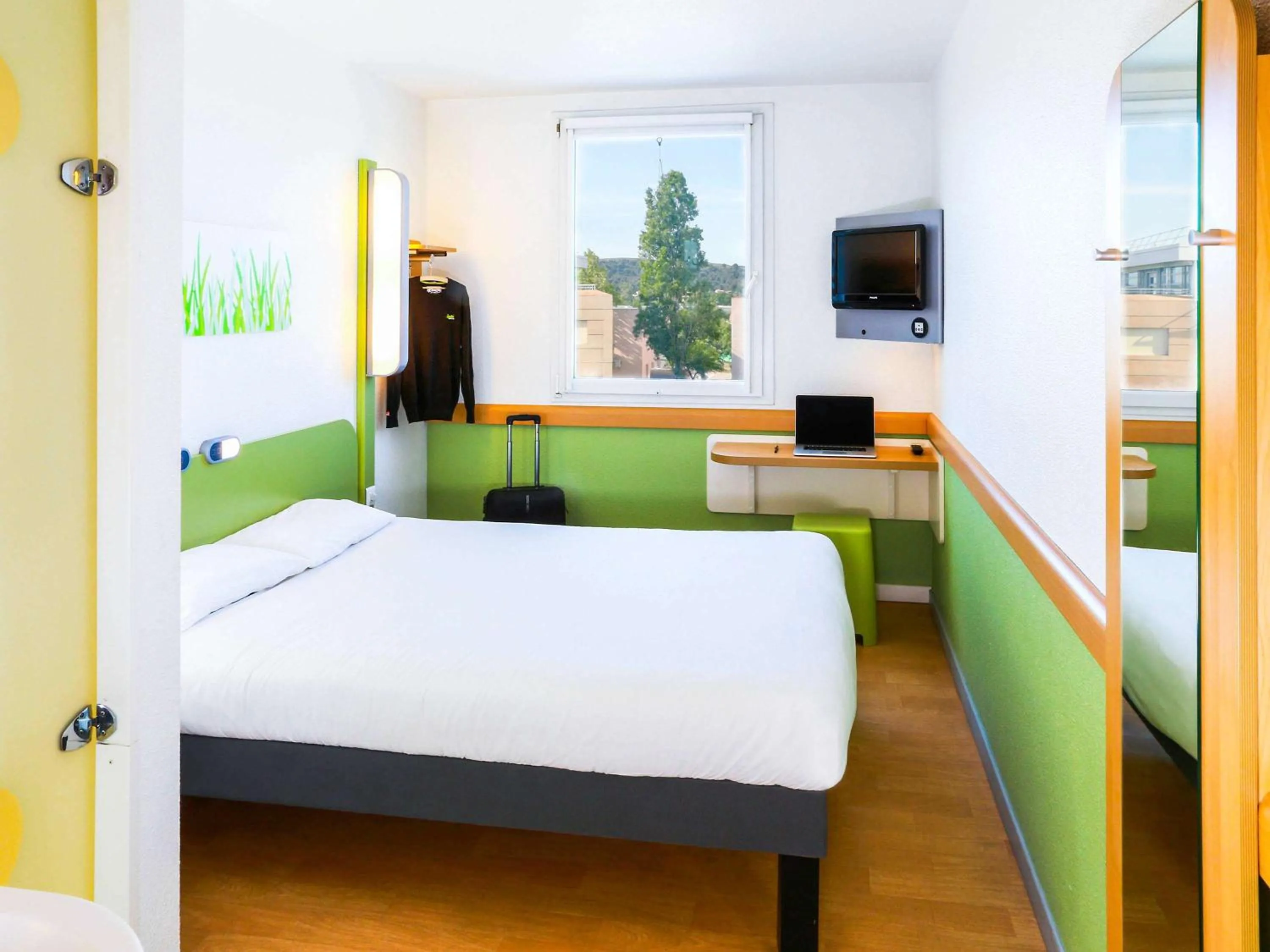 Property building, Bed in Ibis Budget Marseille Vitrolles