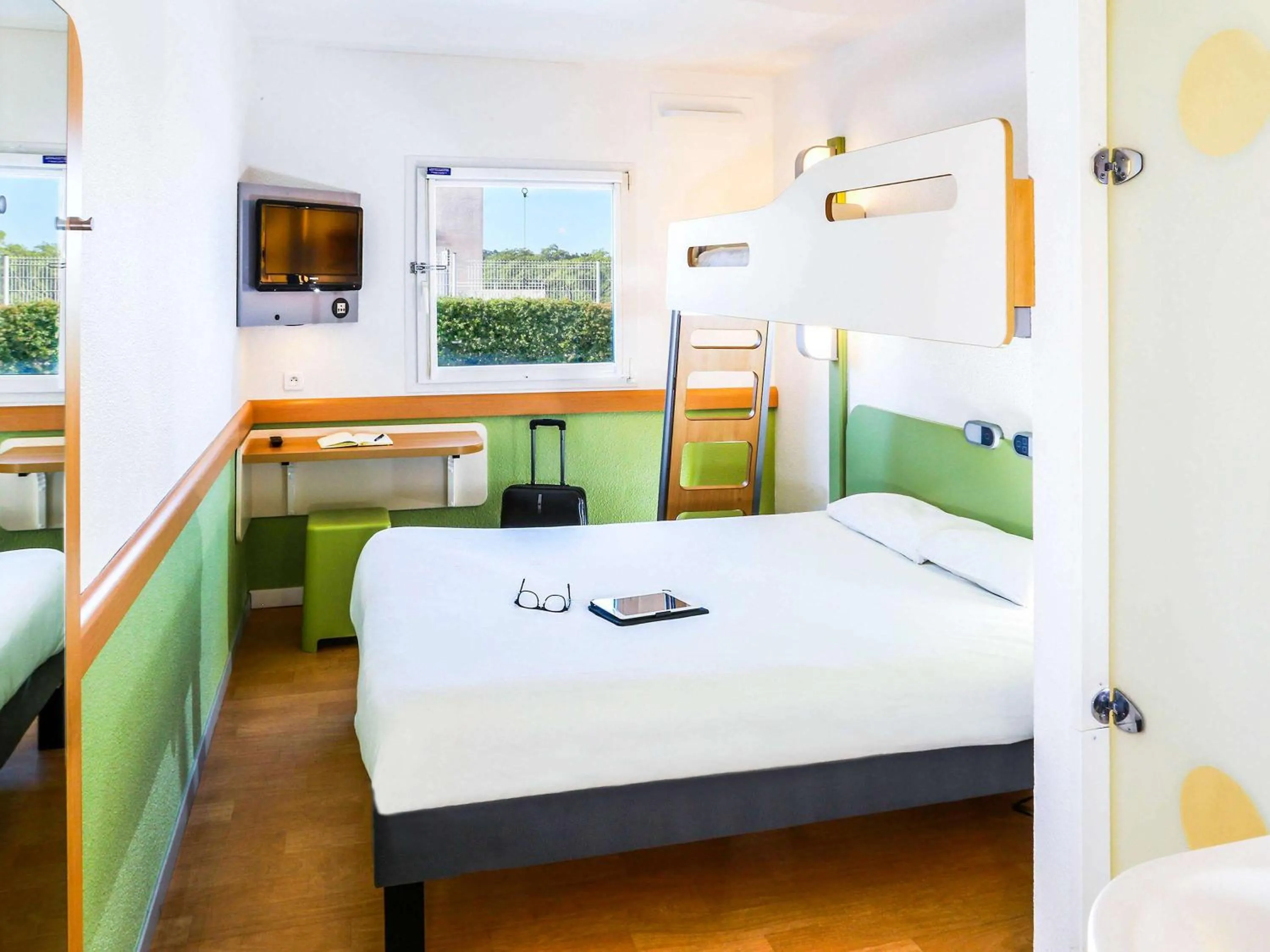 Property building, Bed in Ibis Budget Marseille Vitrolles