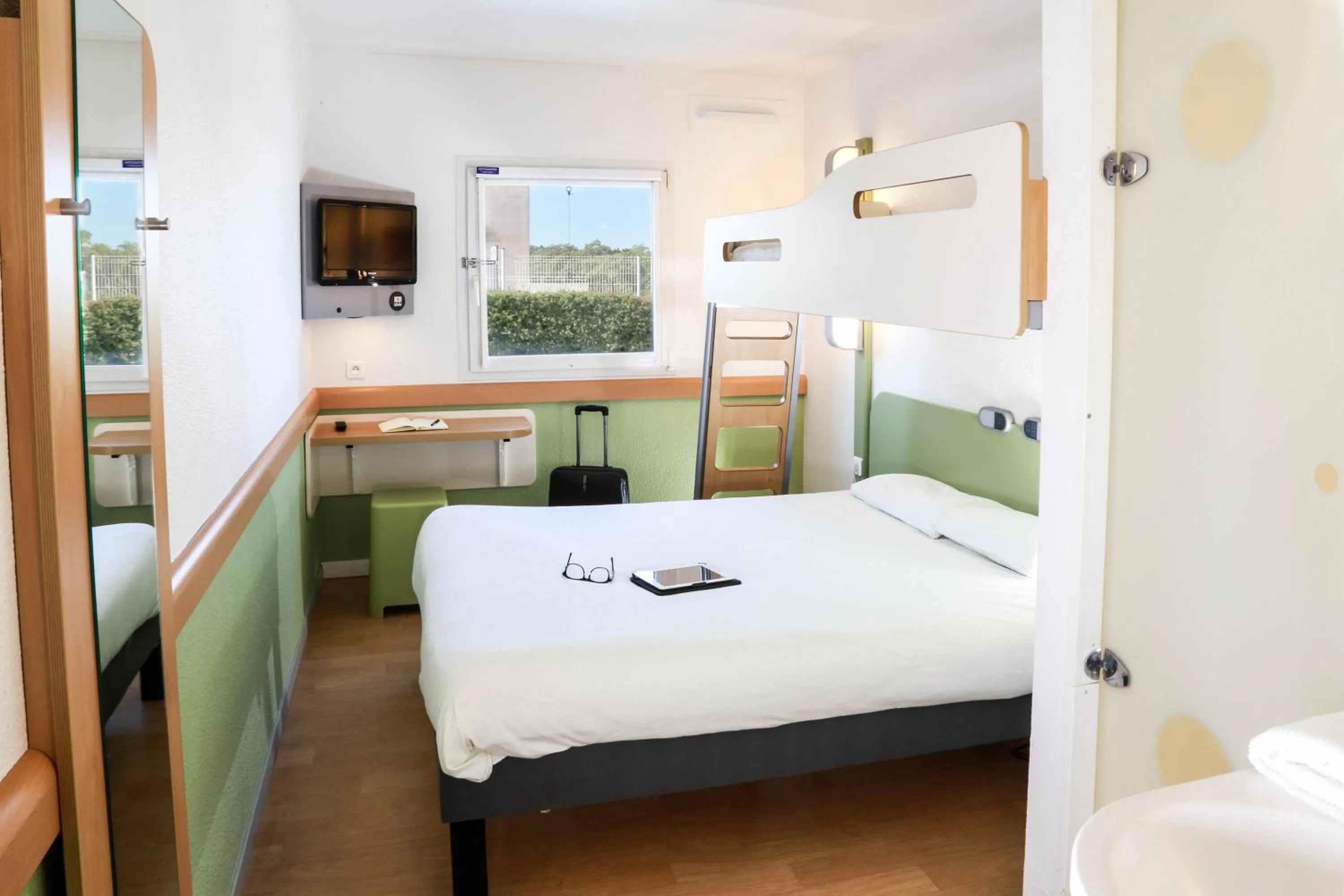 Photo of the whole room, Bed in Ibis Budget Marseille Vitrolles