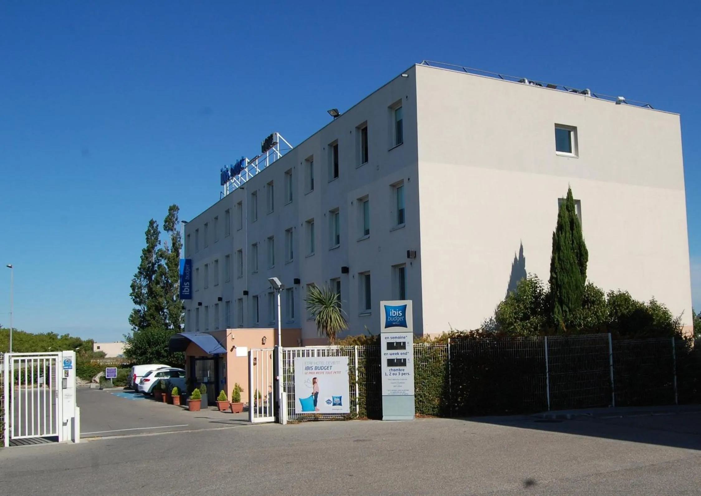 Facade/entrance in Ibis Budget Marseille Vitrolles