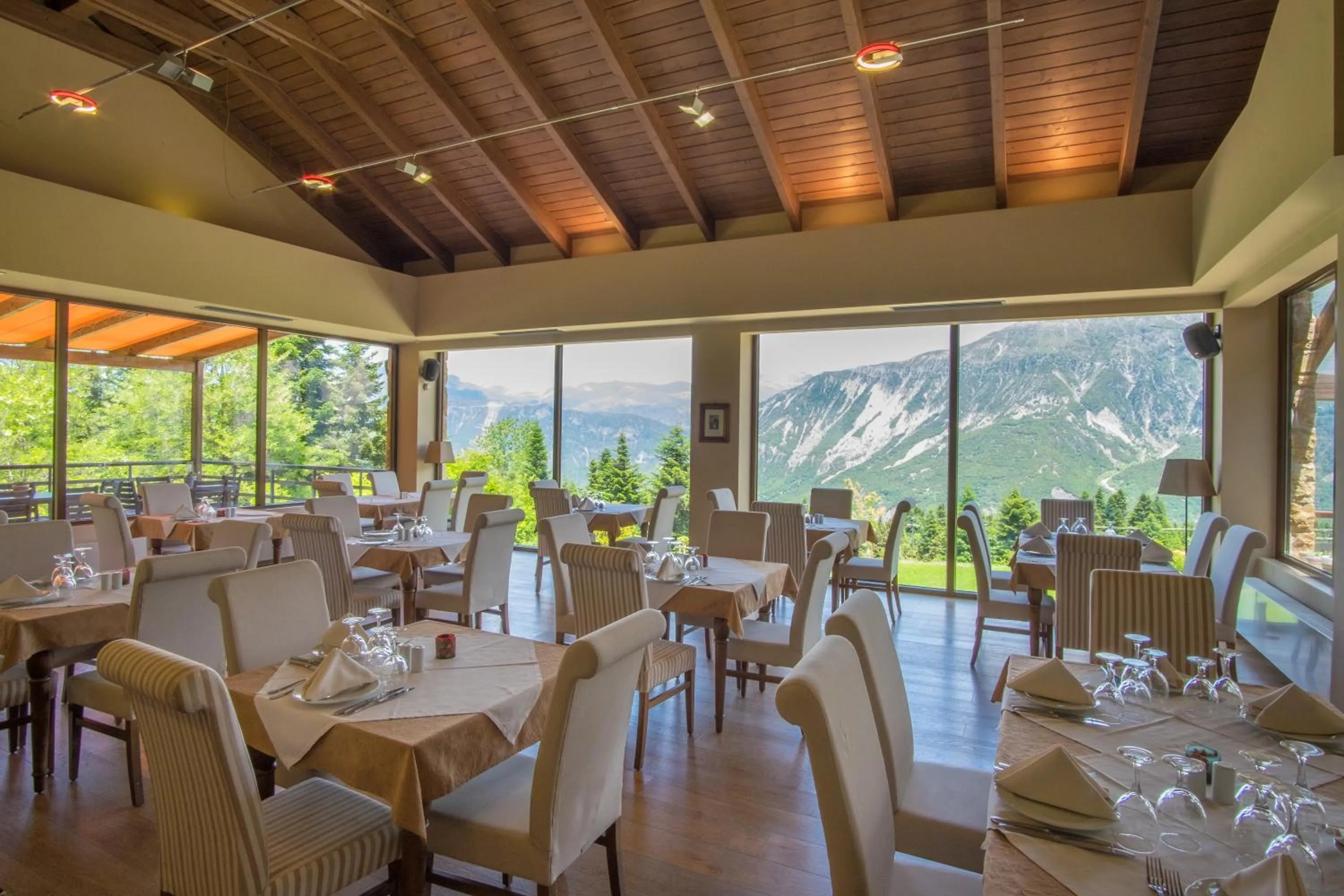 Restaurant/places to eat in Orizontes Tzoumerkon Hotel Resort