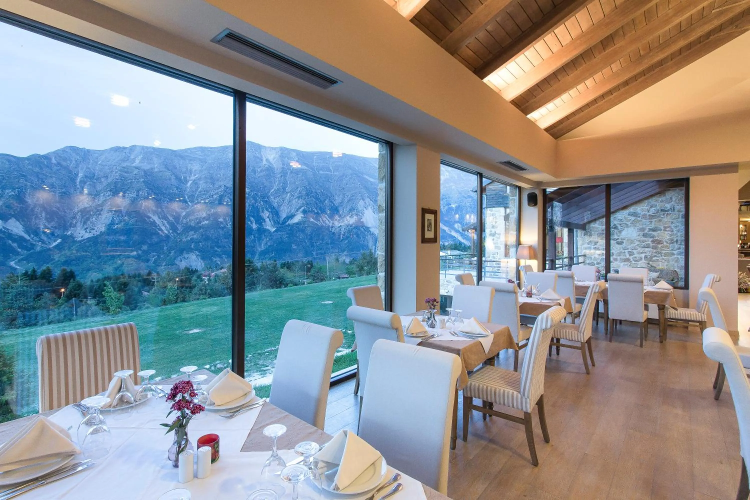 Restaurant/places to eat in Orizontes Tzoumerkon Hotel Resort