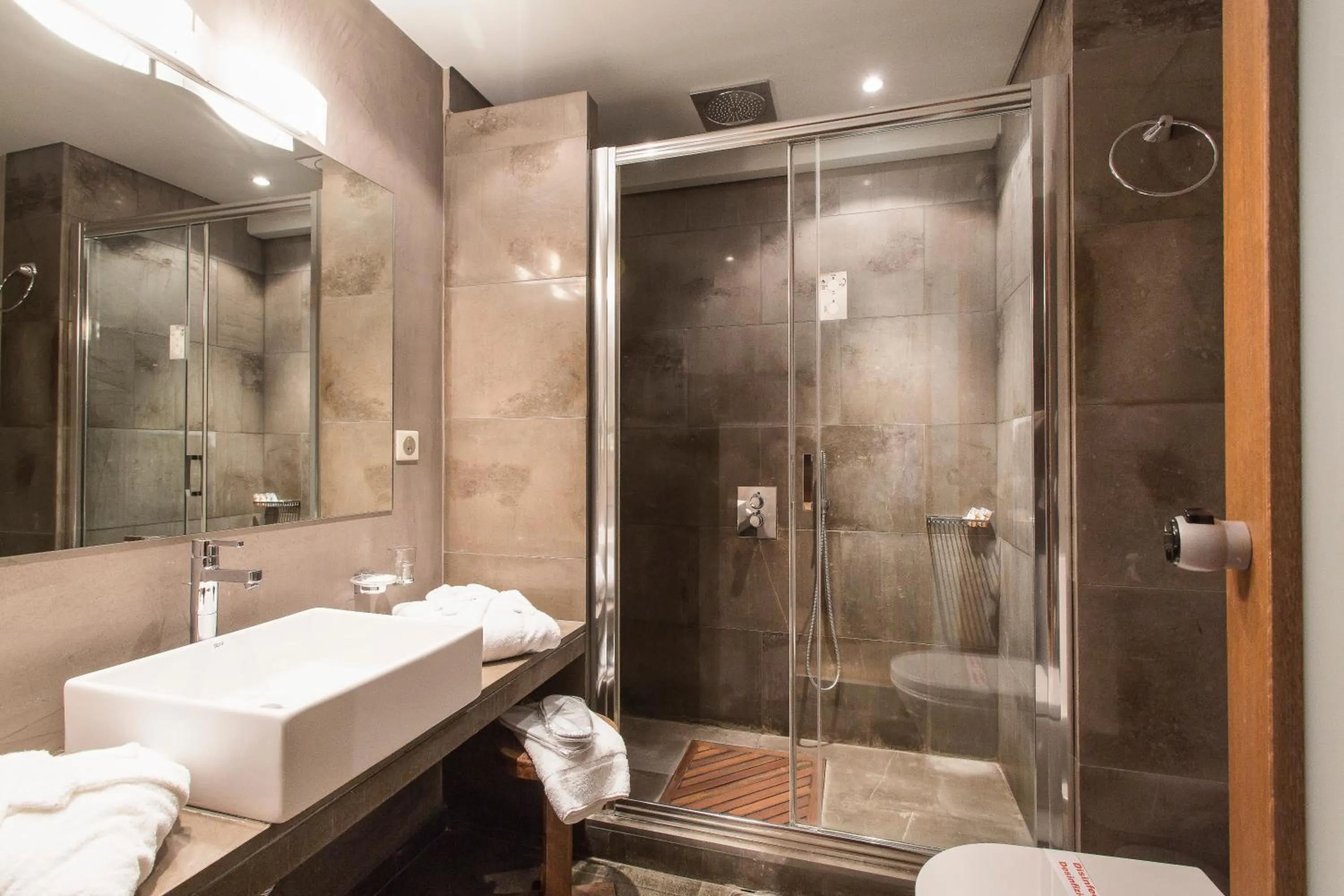 Bathroom in Orizontes Tzoumerkon Hotel Resort