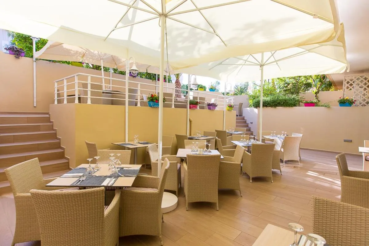 Restaurant/places to eat in Solimar Ruby