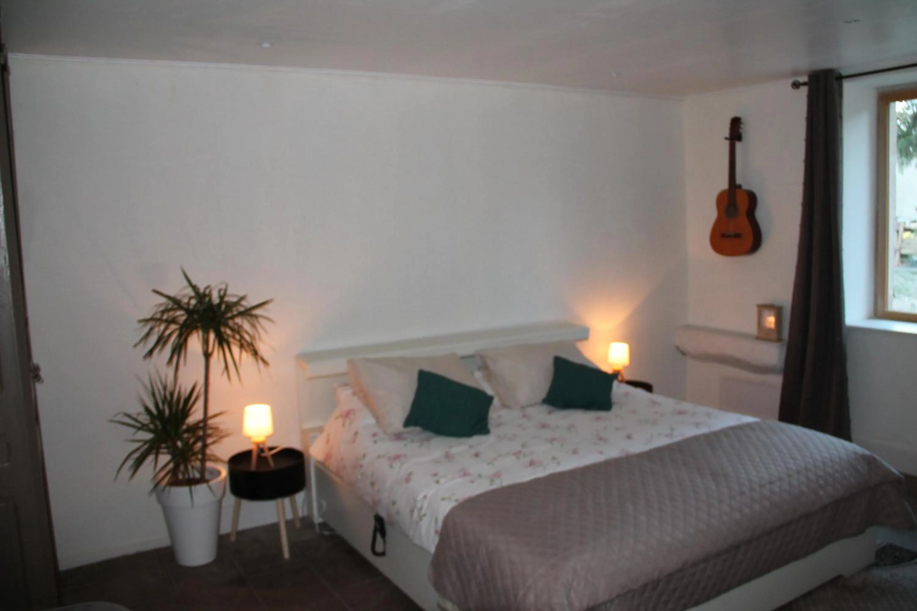 Bed in La Cour d'Enchère