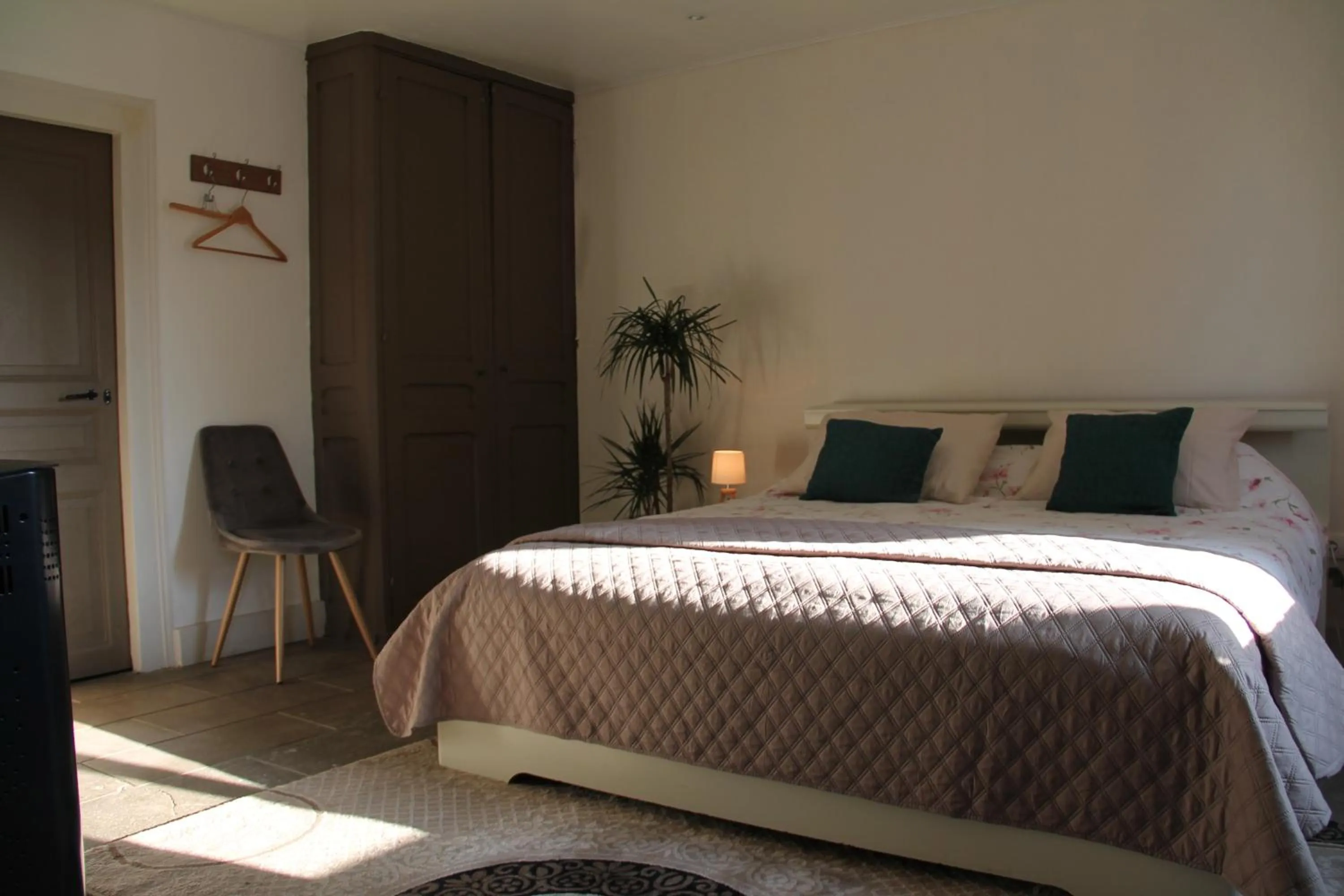 Bed in La Cour d'Enchère