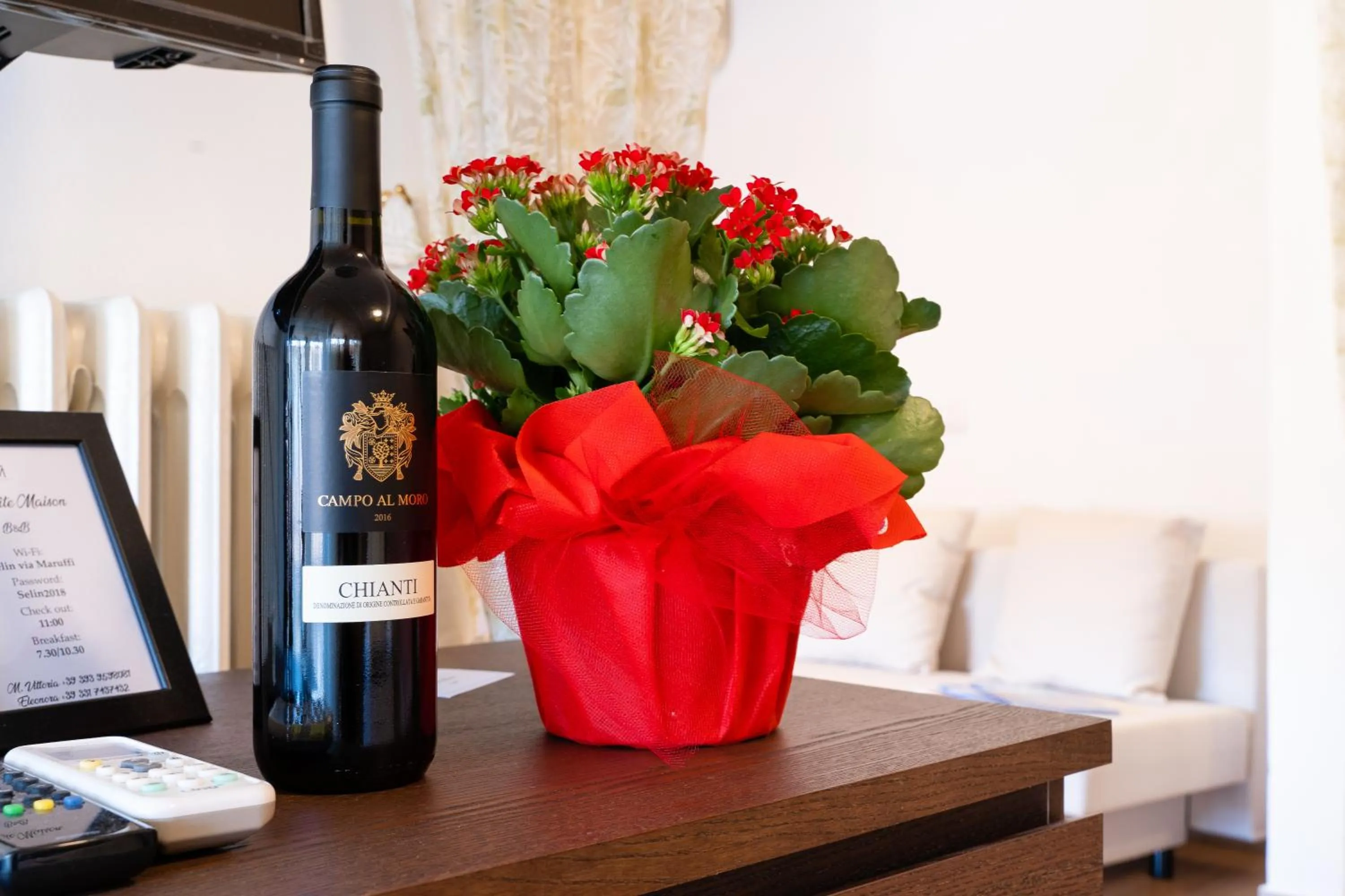 Photo of the whole room in La Petite Maison