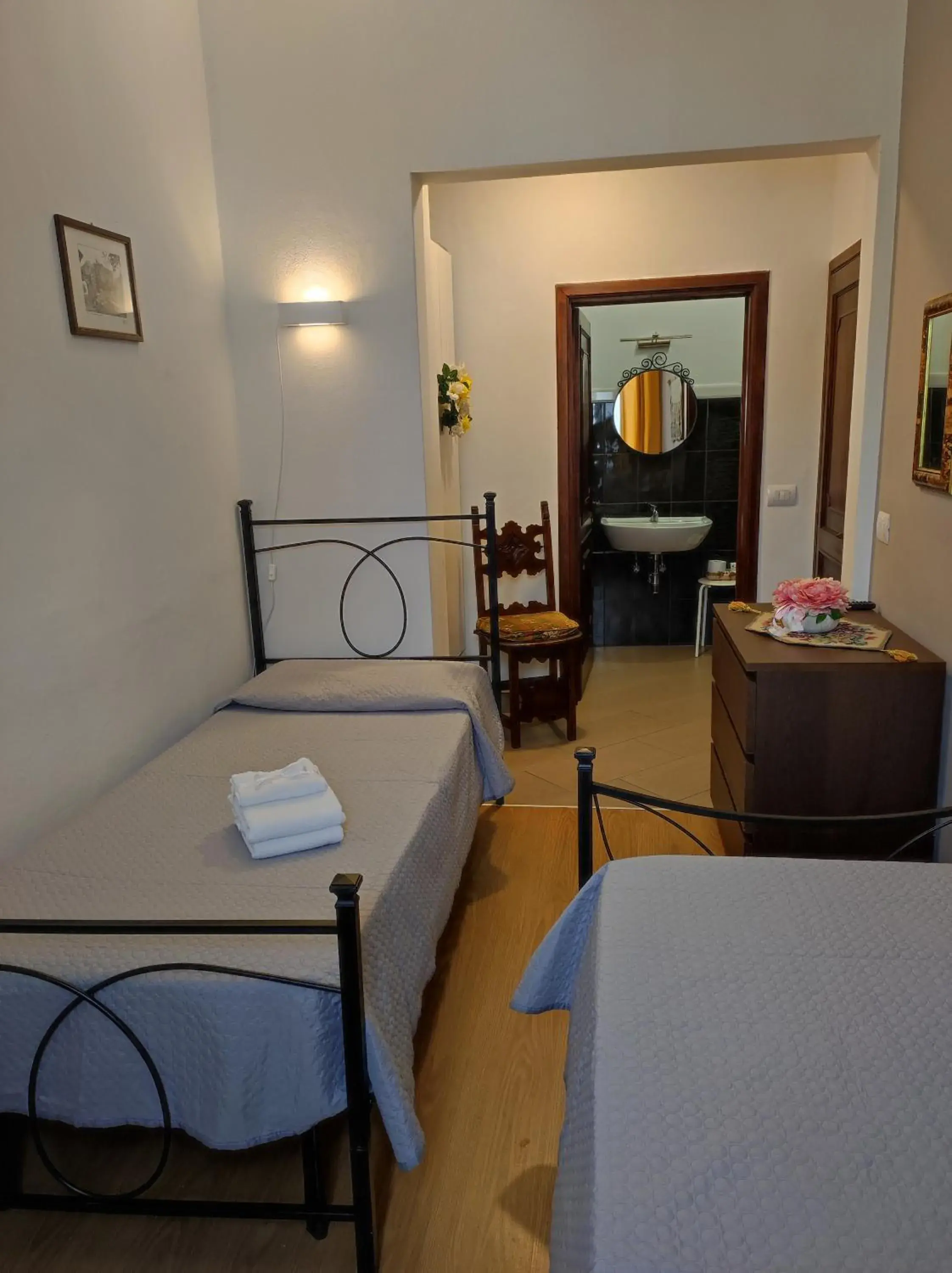 Single Room with Private Bathroom in La Petite Maison Single Room with Private Bathroom in La Petite Maison