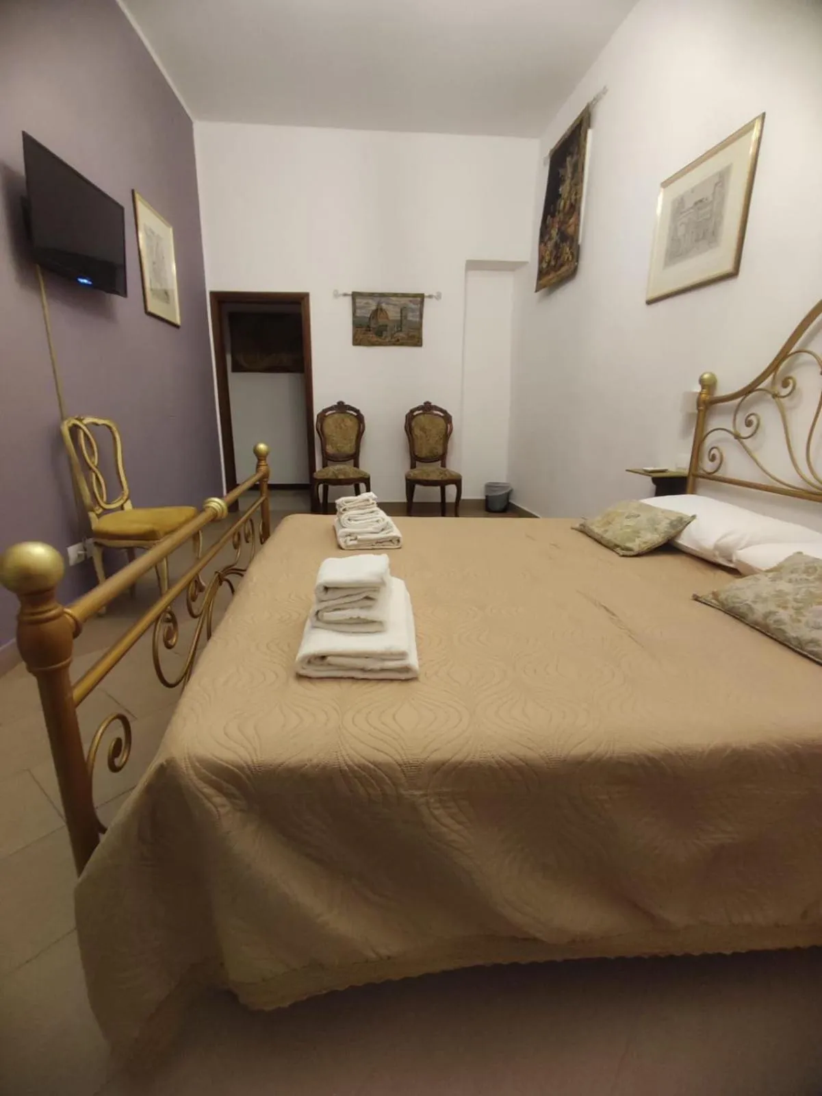 Photo of the whole room, Bed in La Petite Maison