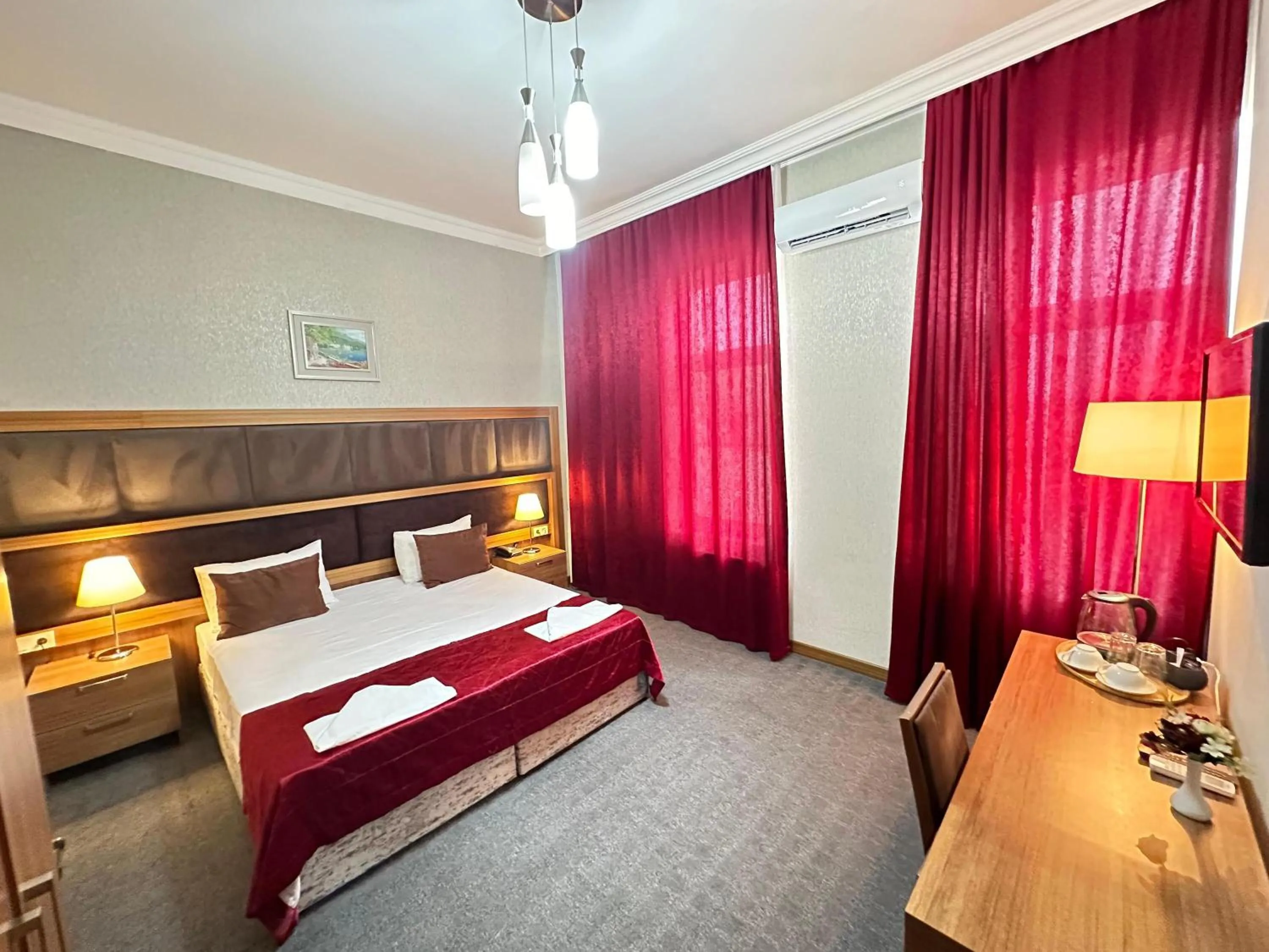 Photo of the whole room, Bed in Turkiye Hotel - Free Massage